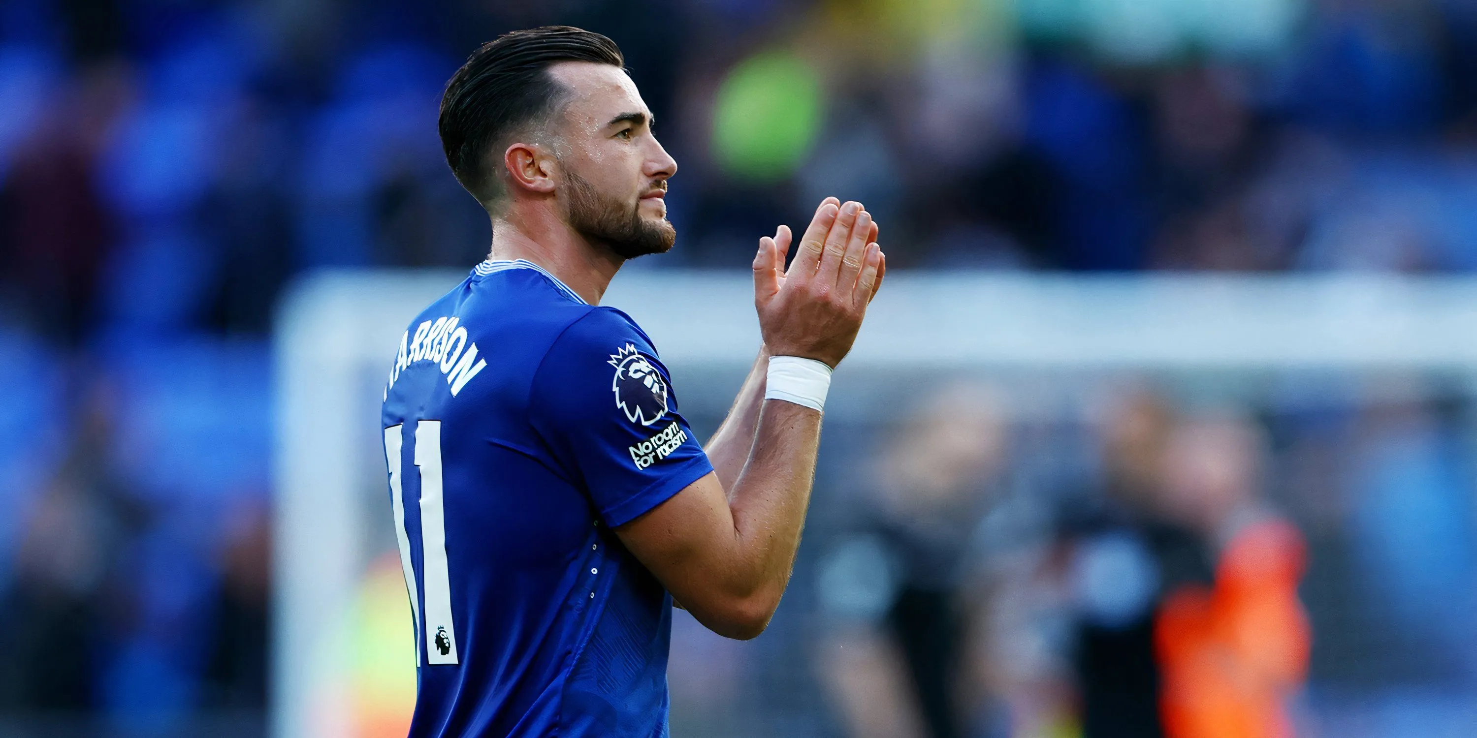Jack Harrison trong màu áo Everton, đối trọng trong cuộc so sánh hiệu suất với Dilane Bakwa.