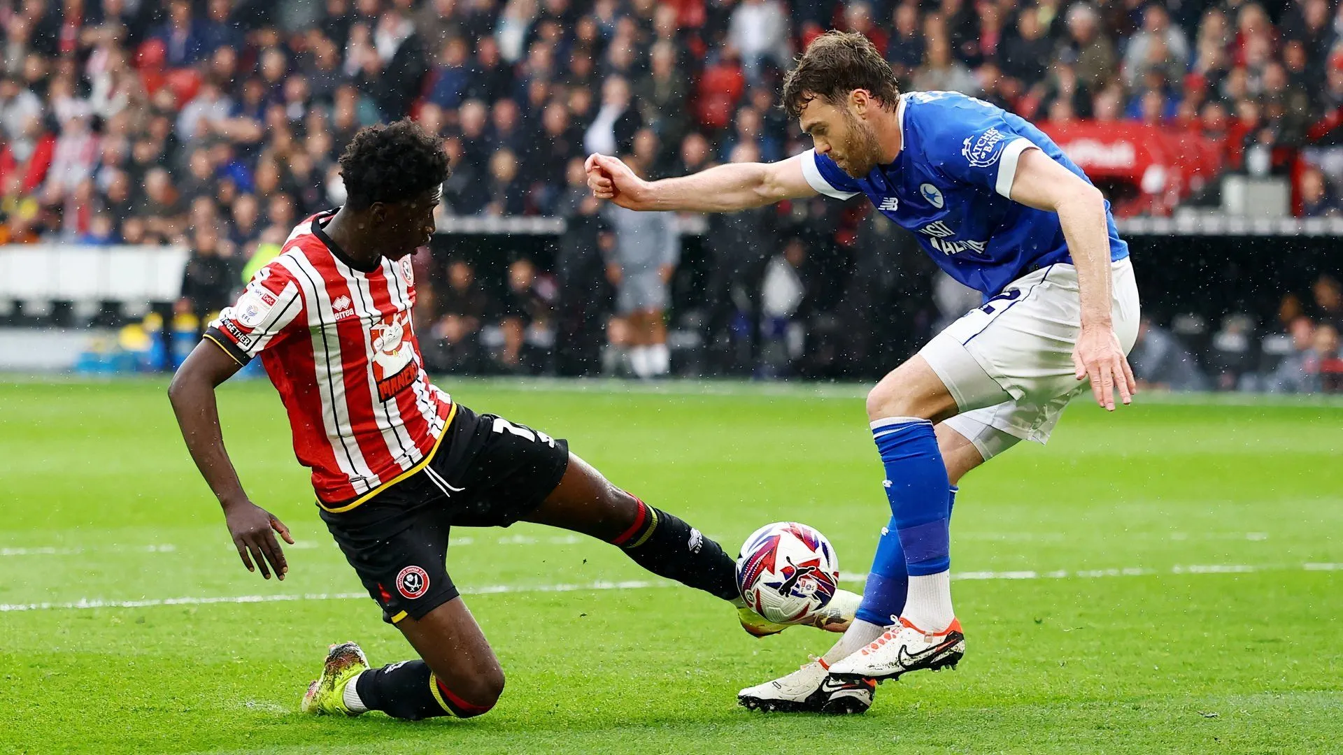 Jesurun Rak-Sakyi và Callum Chambers trong trận đấu tại Giải Hạng Nhất Anh