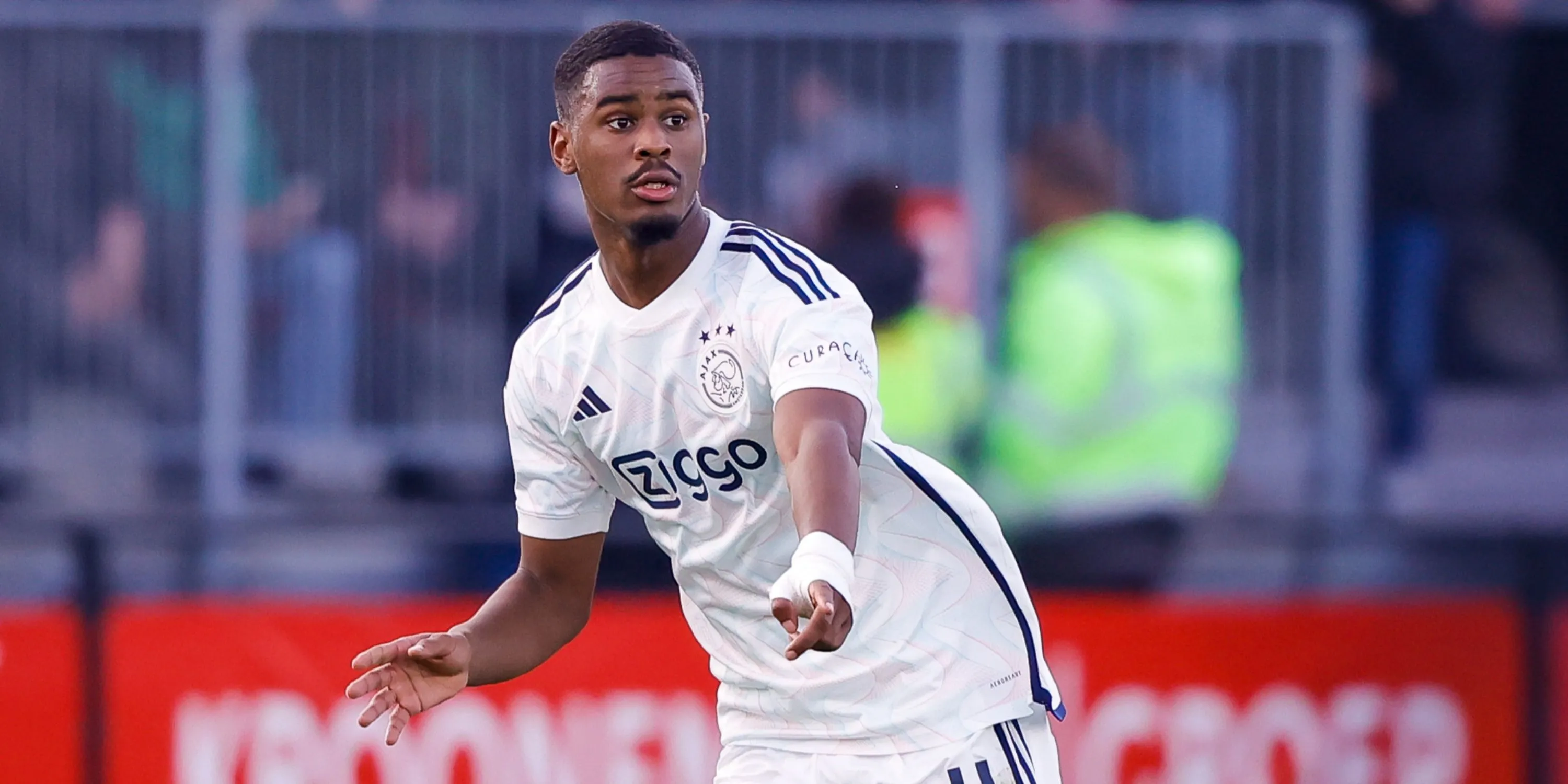 Jorrel Hato, hậu vệ trẻ của Ajax, đang thi đấu ấn tượng