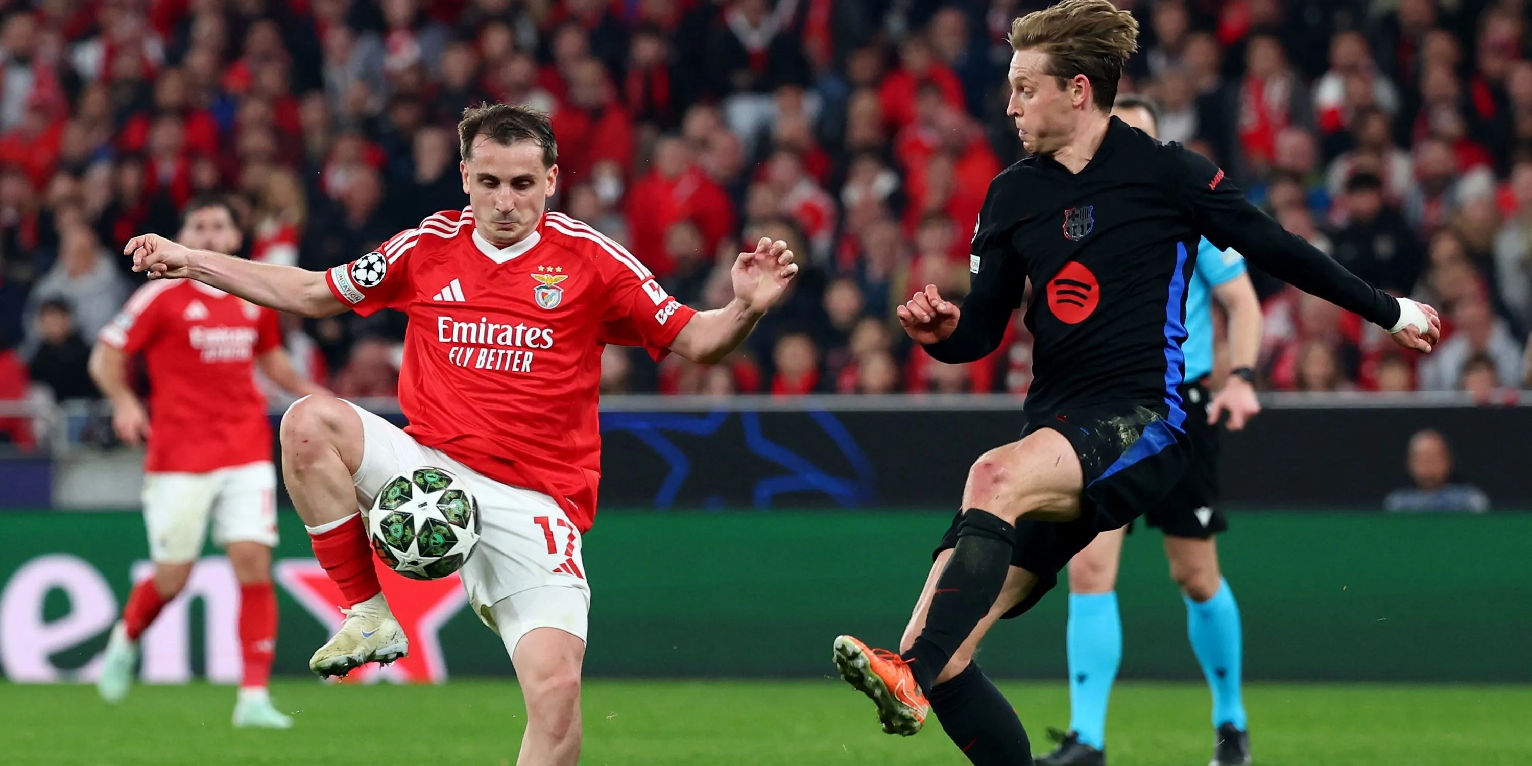 Kerem Akturkoglu của Benfica đối đầu Frenkie de Jong của Barcelona