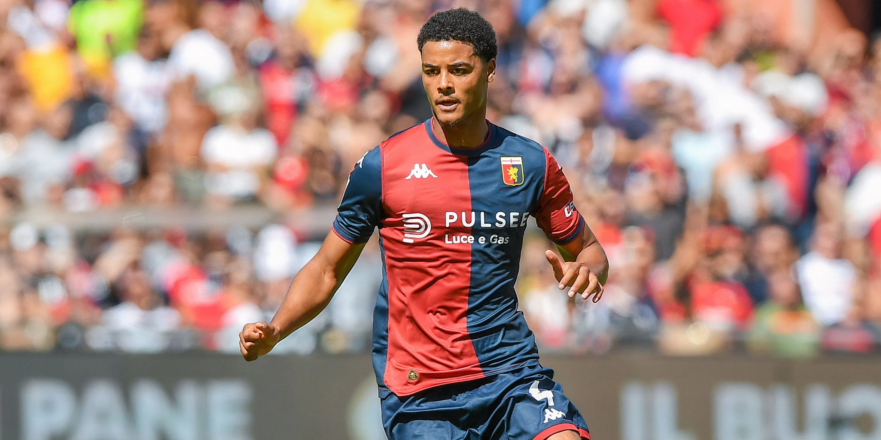 Koni De Winter trong màu áo Genoa tranh chấp bóng tại Serie A
