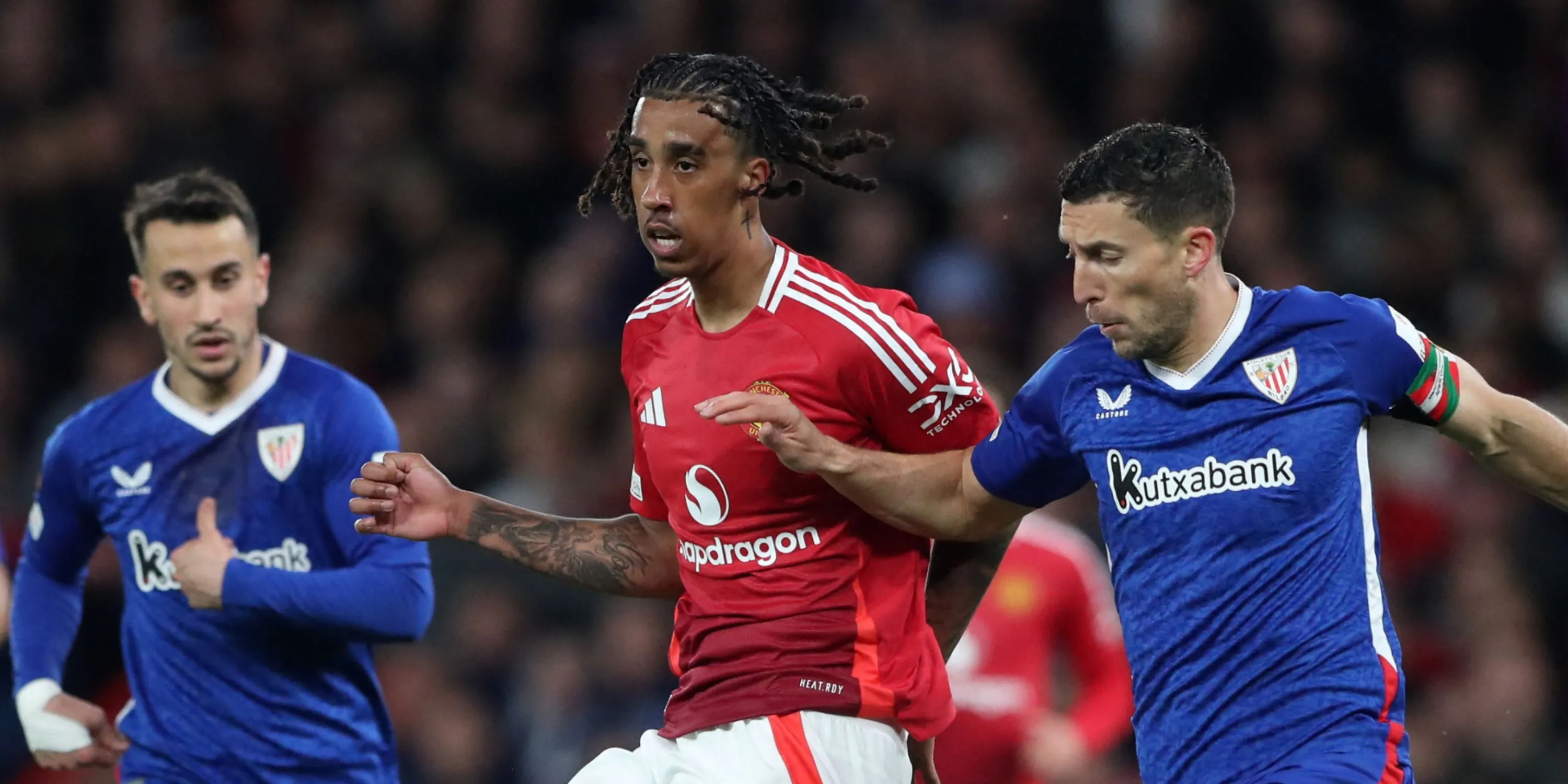 Leny Yoro trong màu áo Manchester United, hậu vệ trẻ tiềm năng