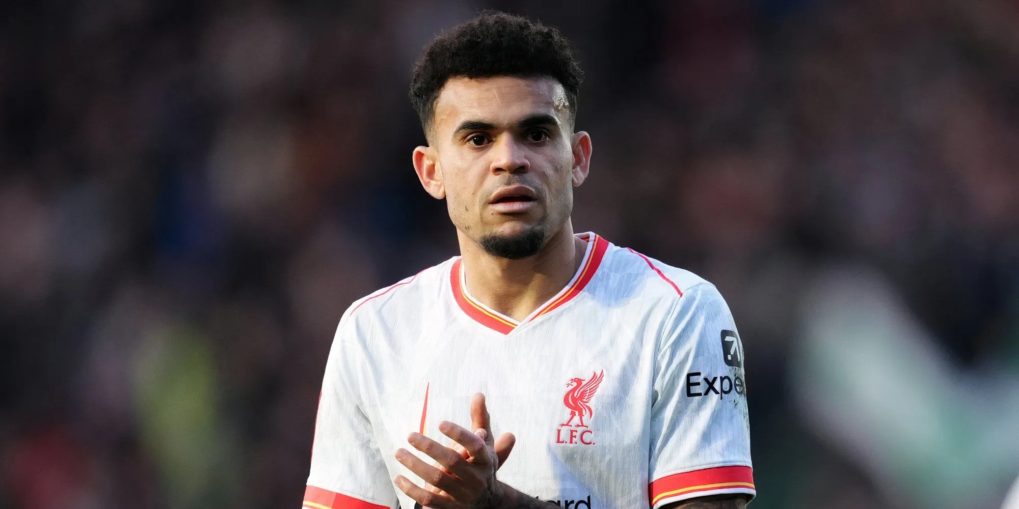 Luis Diaz chạy trên sân trong trận đấu của Liverpool