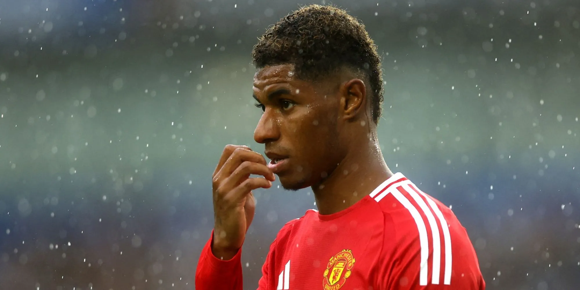 Marcus Rashford trên sân trong màu áo Manchester United, ám chỉ khả năng chuyển nhượng
