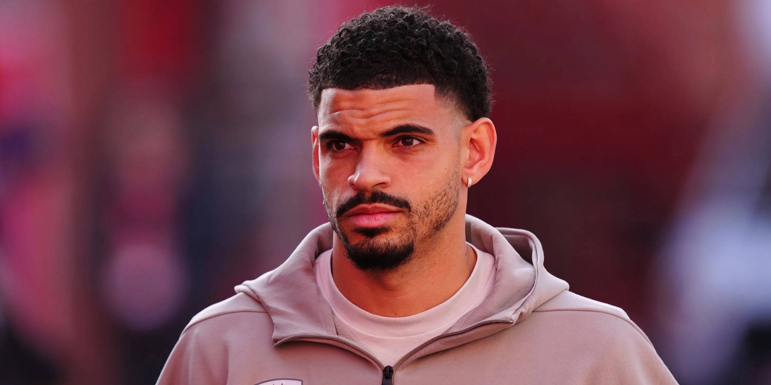 Morgan Gibbs-White trong trang phục Nottingham Forest trước một trận đấu Ngoại hạng Anh