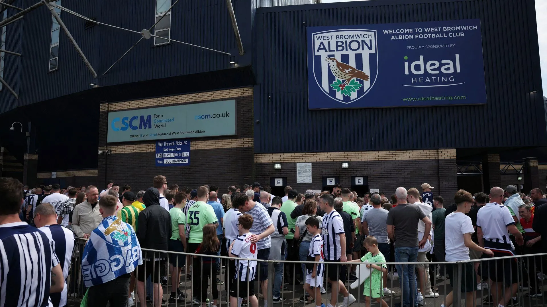 Người hâm mộ West Bromwich Albion tụ tập bên ngoài sân The Hawthorns trước trận đấu
