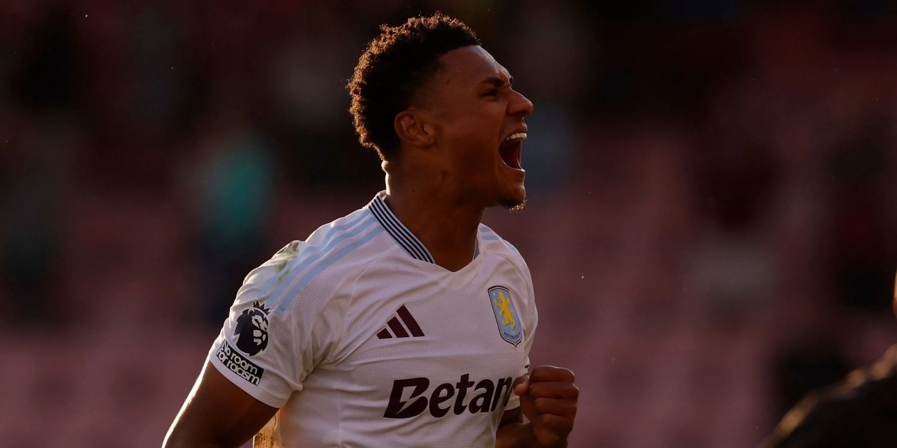 Ollie Watkins của Aston Villa ăn mừng, tiền đạo mục tiêu trị giá 60 triệu bảng của Manchester United.