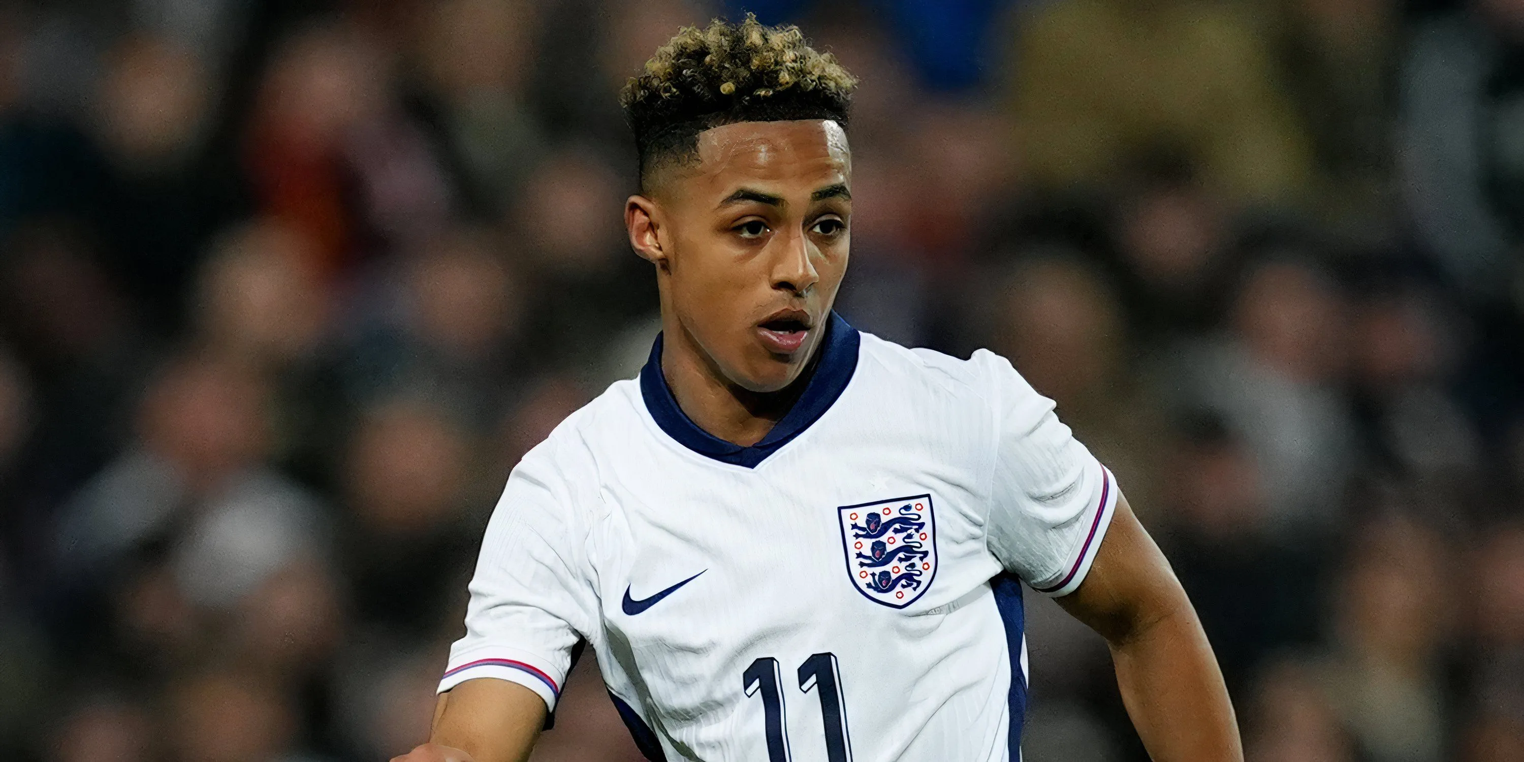 Omari Hutchinson thi đấu cho đội U21 Anh tại Giải vô địch châu Âu