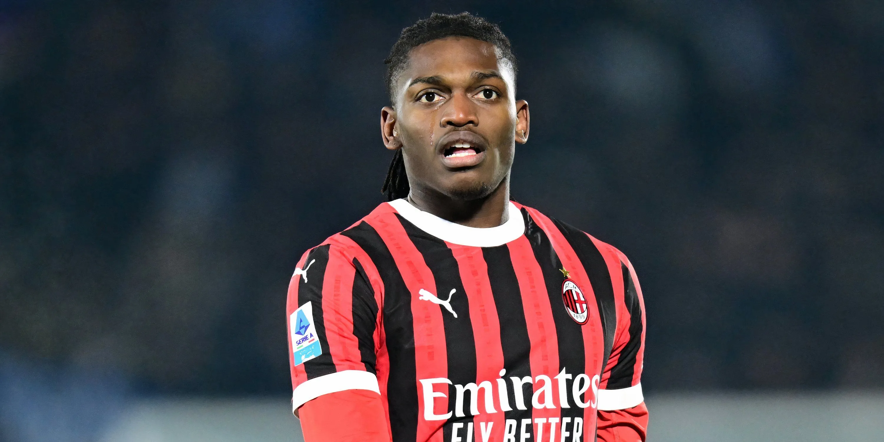 Rafael Leao trong màu áo AC Milan thi đấu trên sân