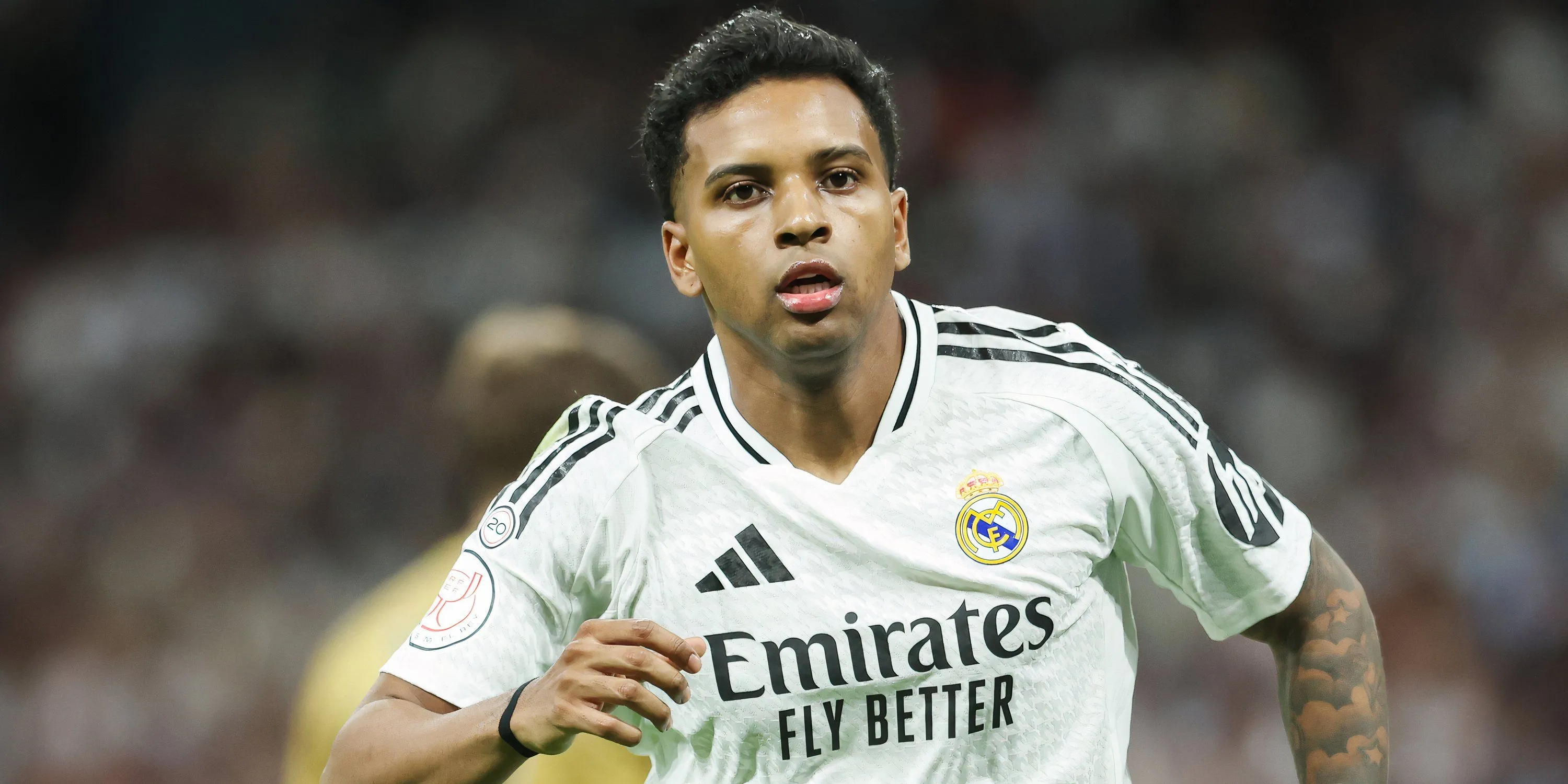 Rodrygo trong màu áo Real Madrid đang thi đấu trên sân
