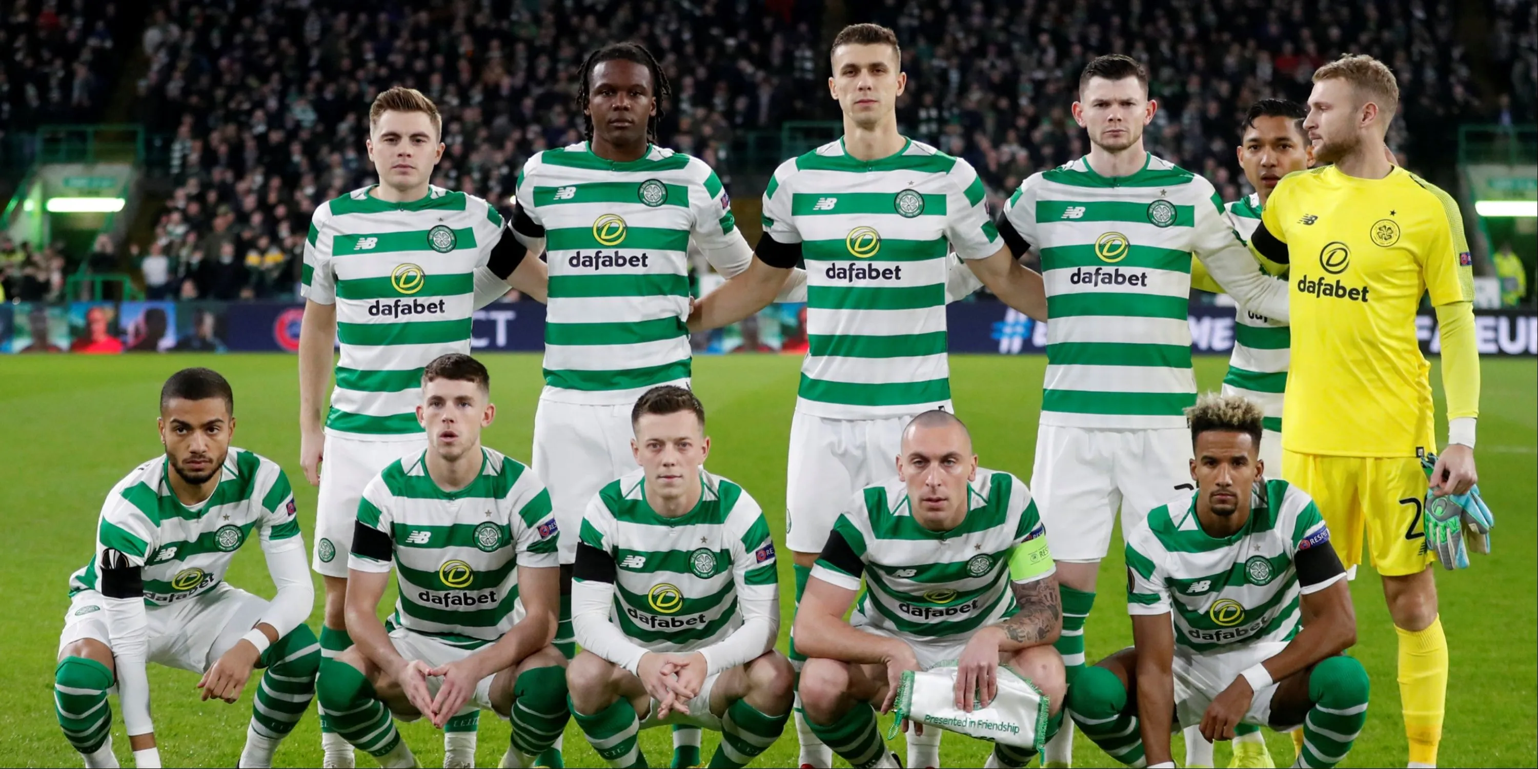 Scott Brown ăn mừng cùng đồng đội Scott Sinclair và Oliver Burke trong màu áo Celtic.