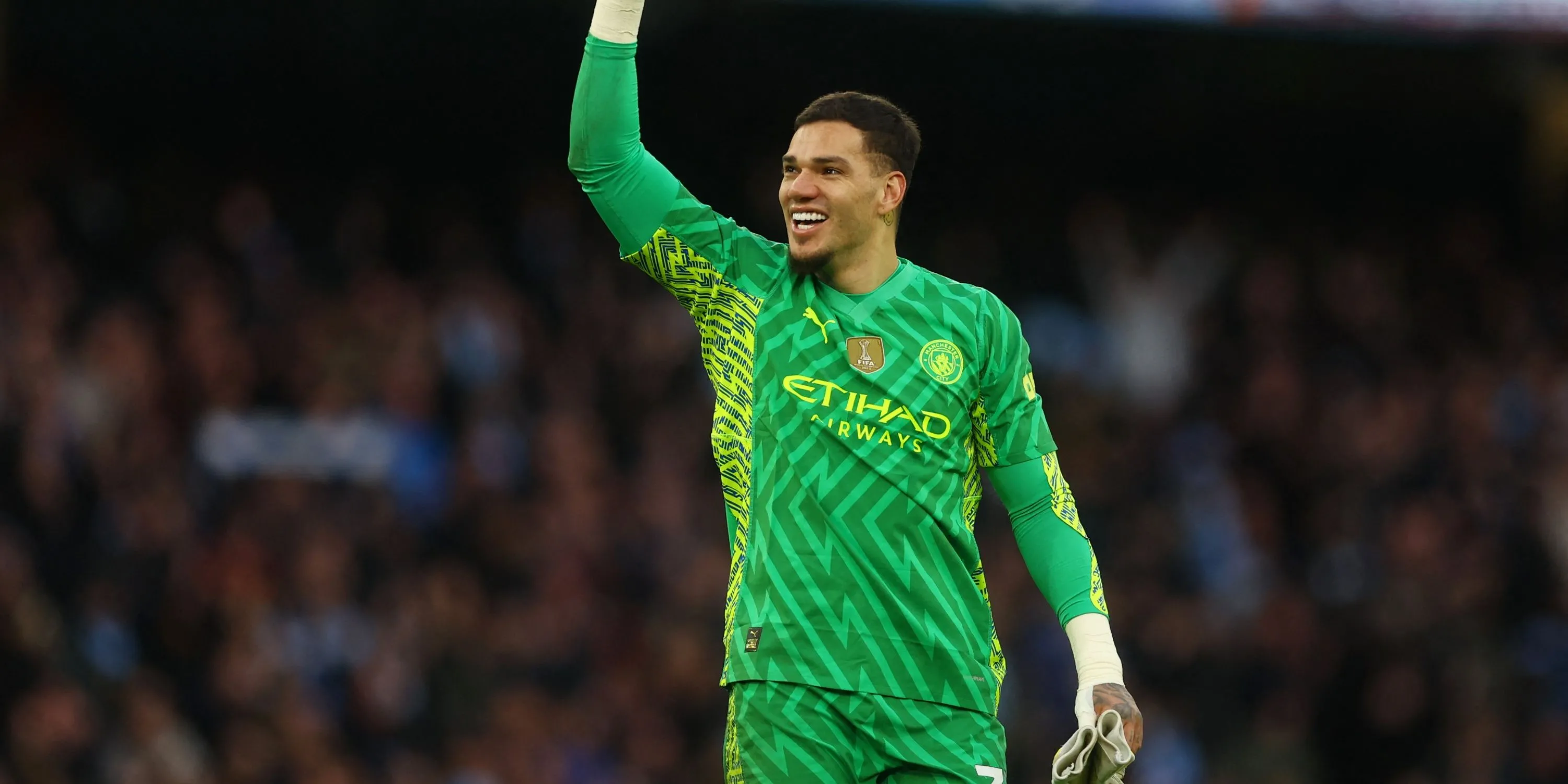 Thủ môn Ederson của Manchester City ăn mừng