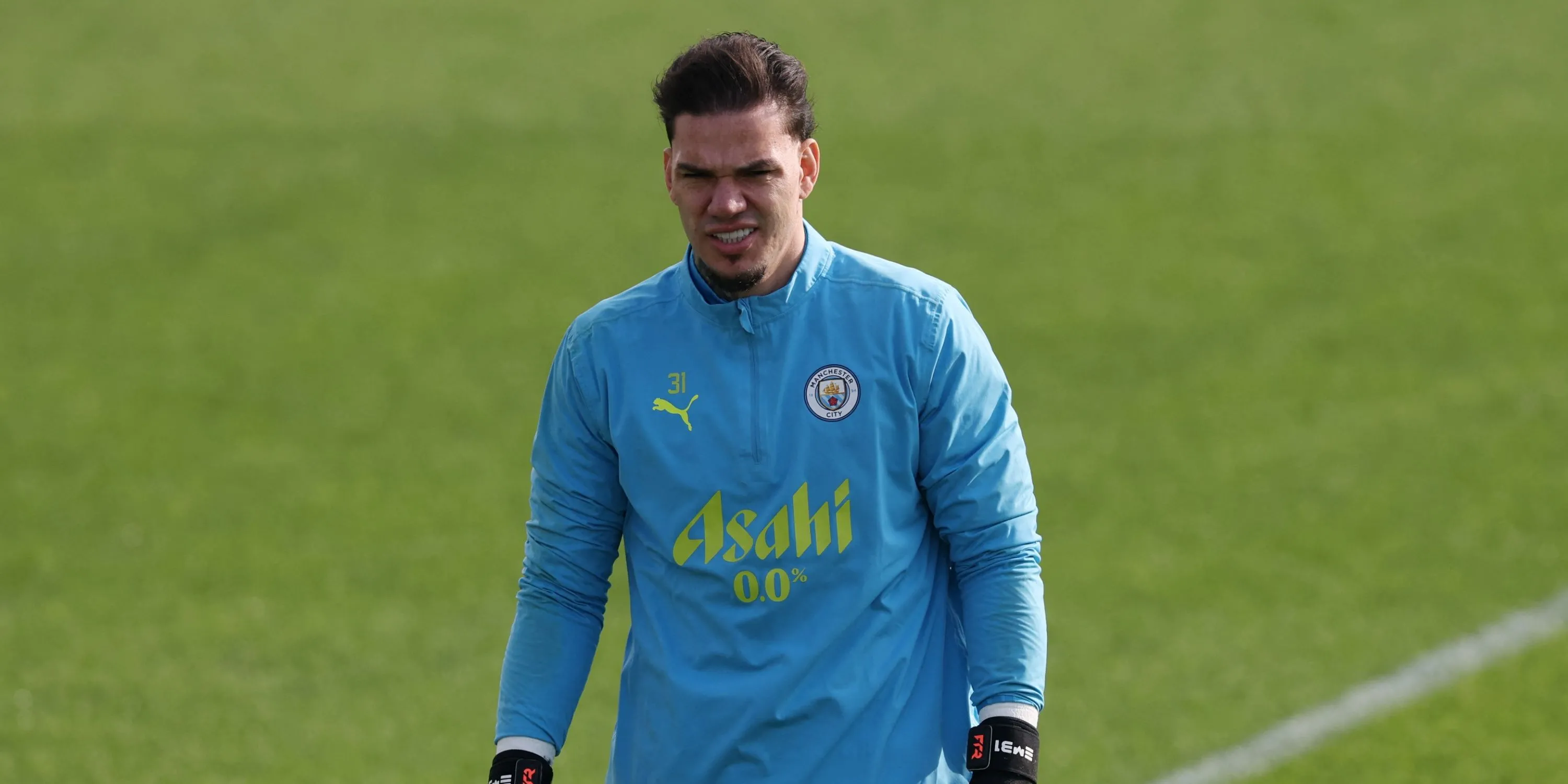 Thủ môn Ederson của Manchester City trong màu áo câu lạc bộ, đối mặt với tương lai không chắc chắn giữa tin đồn chuyển nhượng mùa hè.