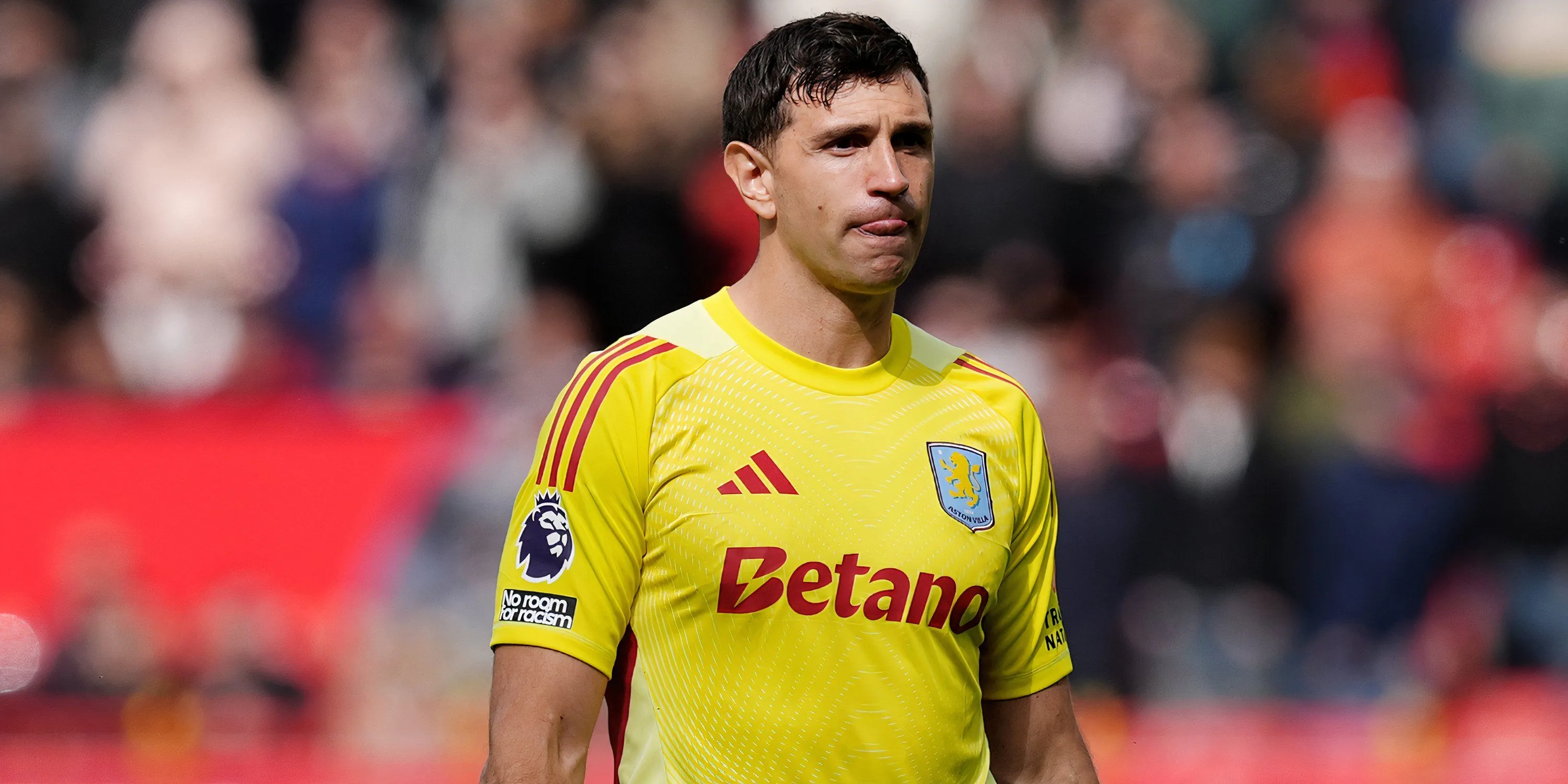 Thủ môn Emiliano Martinez trong màu áo Aston Villa thi đấu tại Premier League, mục tiêu chuyển nhượng hàng đầu của Manchester United.