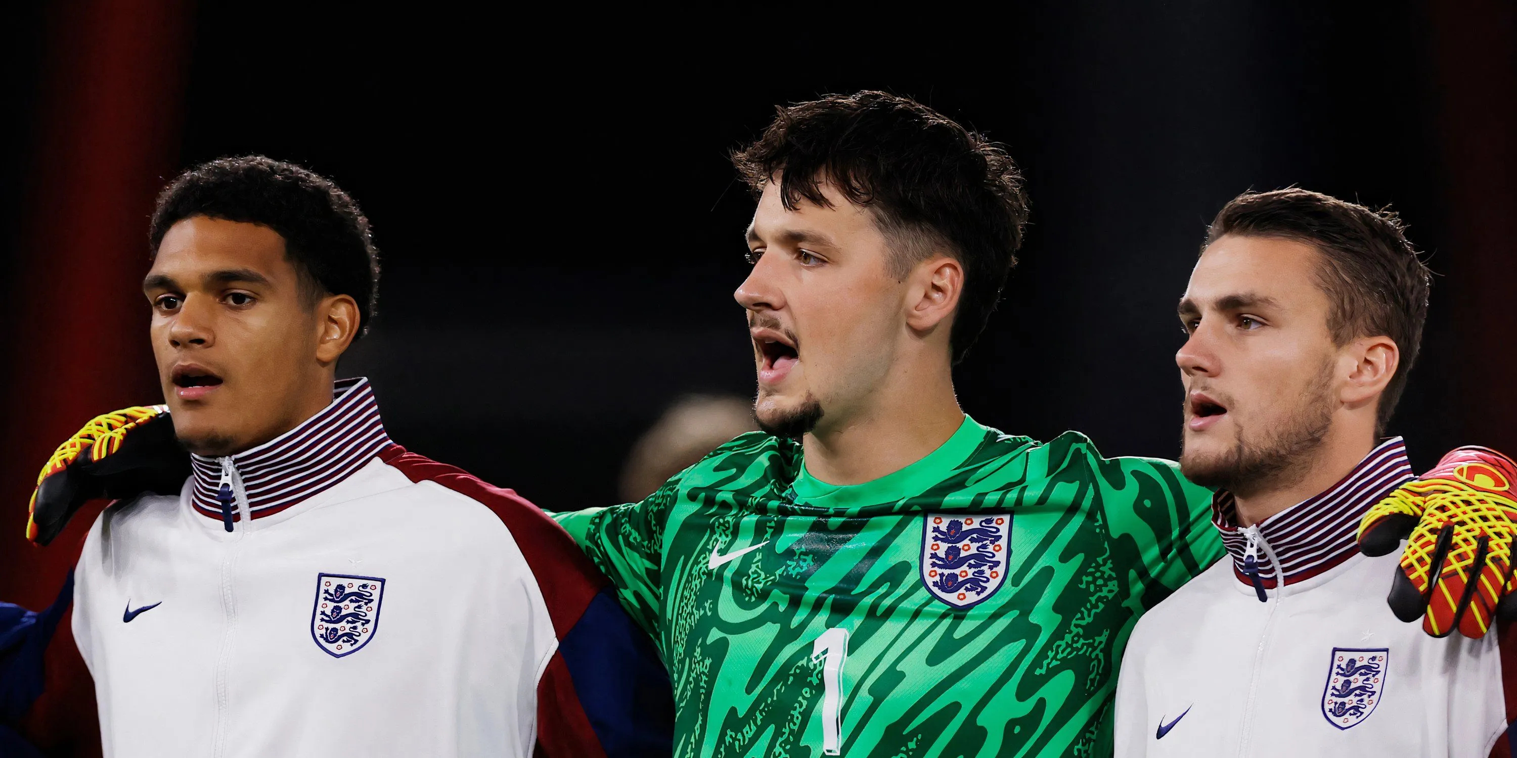 Thủ môn James Trafford trong màu áo Man City và đội tuyển Anh