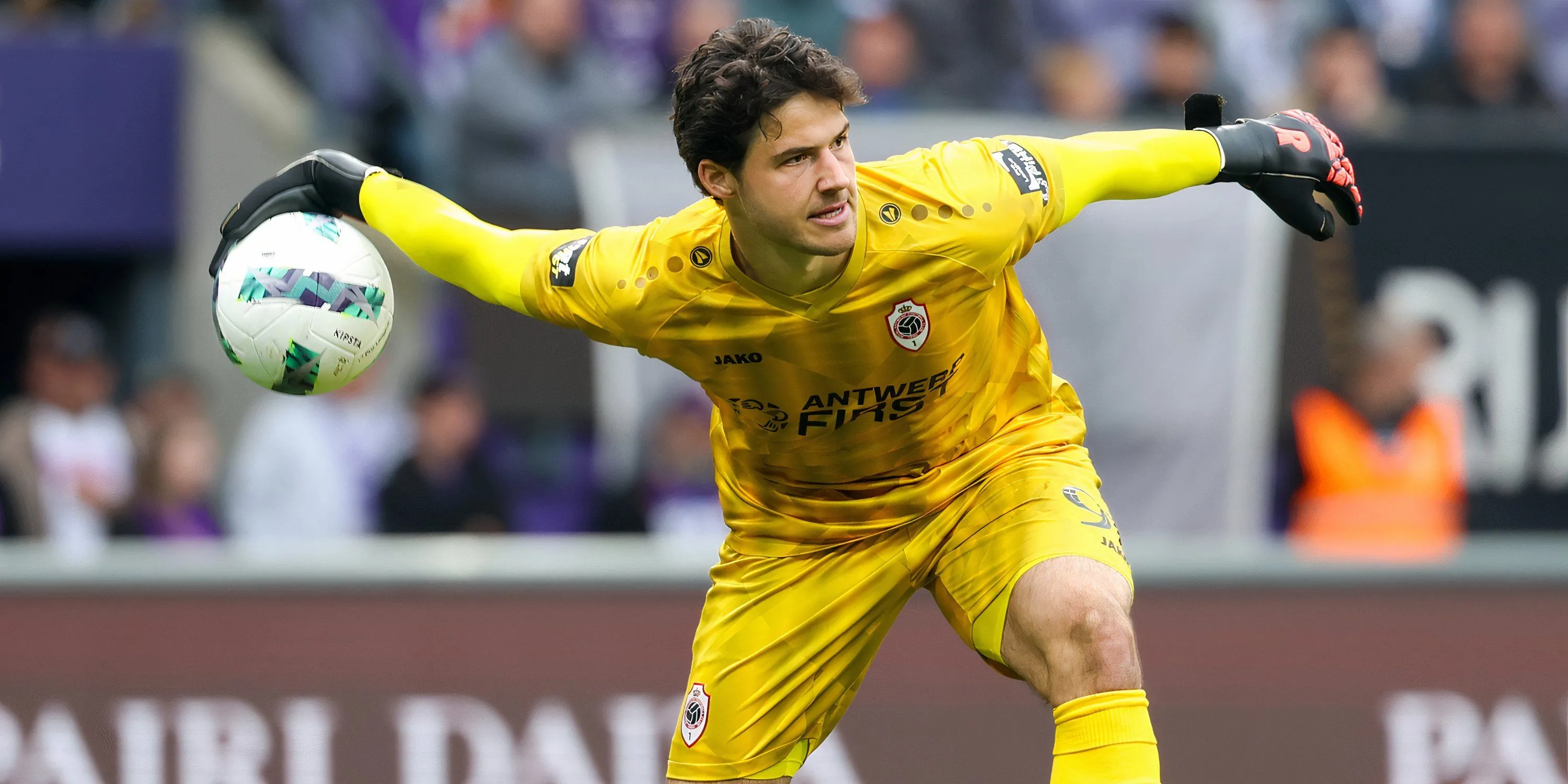 Thủ môn trẻ Senne Lammens trong màu áo Royal Antwerp, người đang lọt vào tầm ngắm của Leeds United và các đội bóng hàng đầu châu Âu.