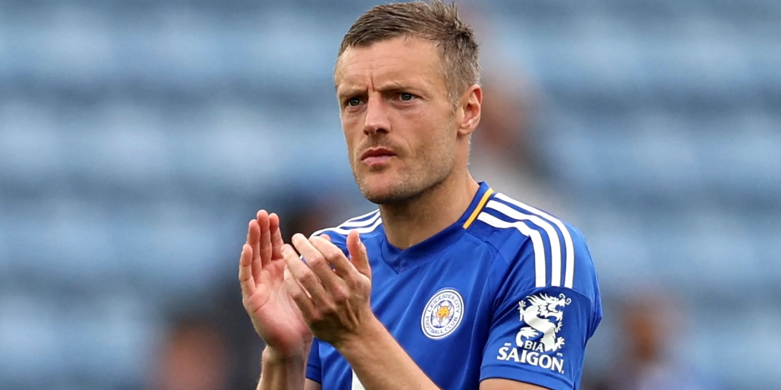Tiền đạo Jamie Vardy trong màu áo Leicester City thể hiện quyết tâm trên sân cỏ, sau khi trở thành cầu thủ tự do và được Sunderland quan tâm.