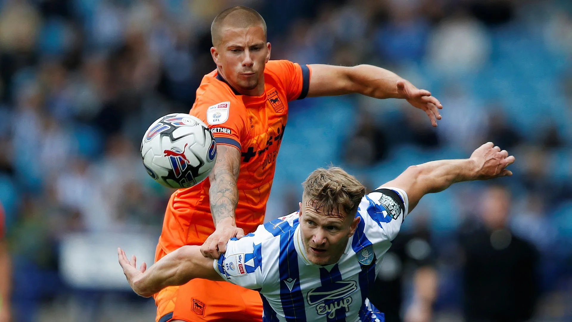 Tiền đạo Michael Smith trong màu áo Sheffield Wednesday trong trận đấu với Ipswich Town, thể hiện phong độ ấn tượng