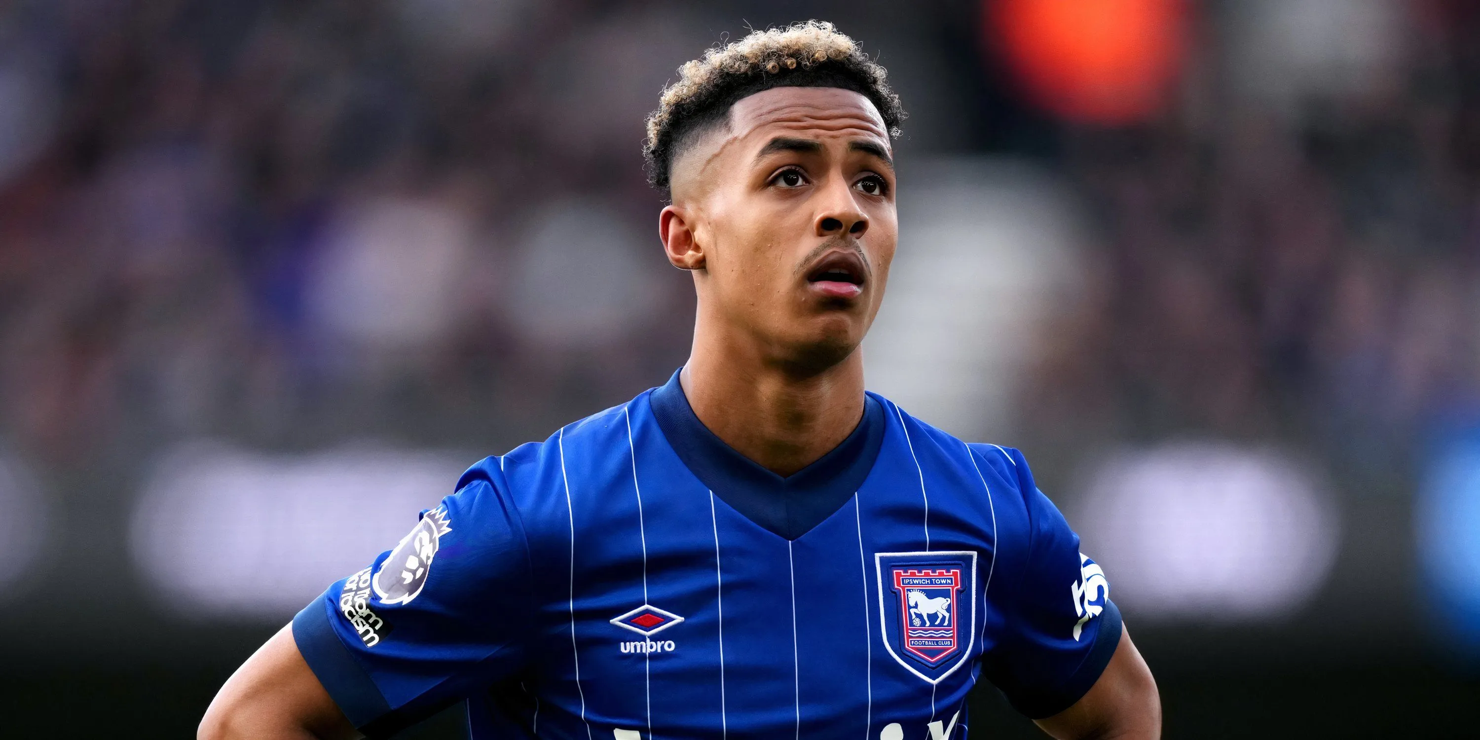 Tiền đạo Omari Hutchinson trong màu áo Ipswich Town đang thi đấu