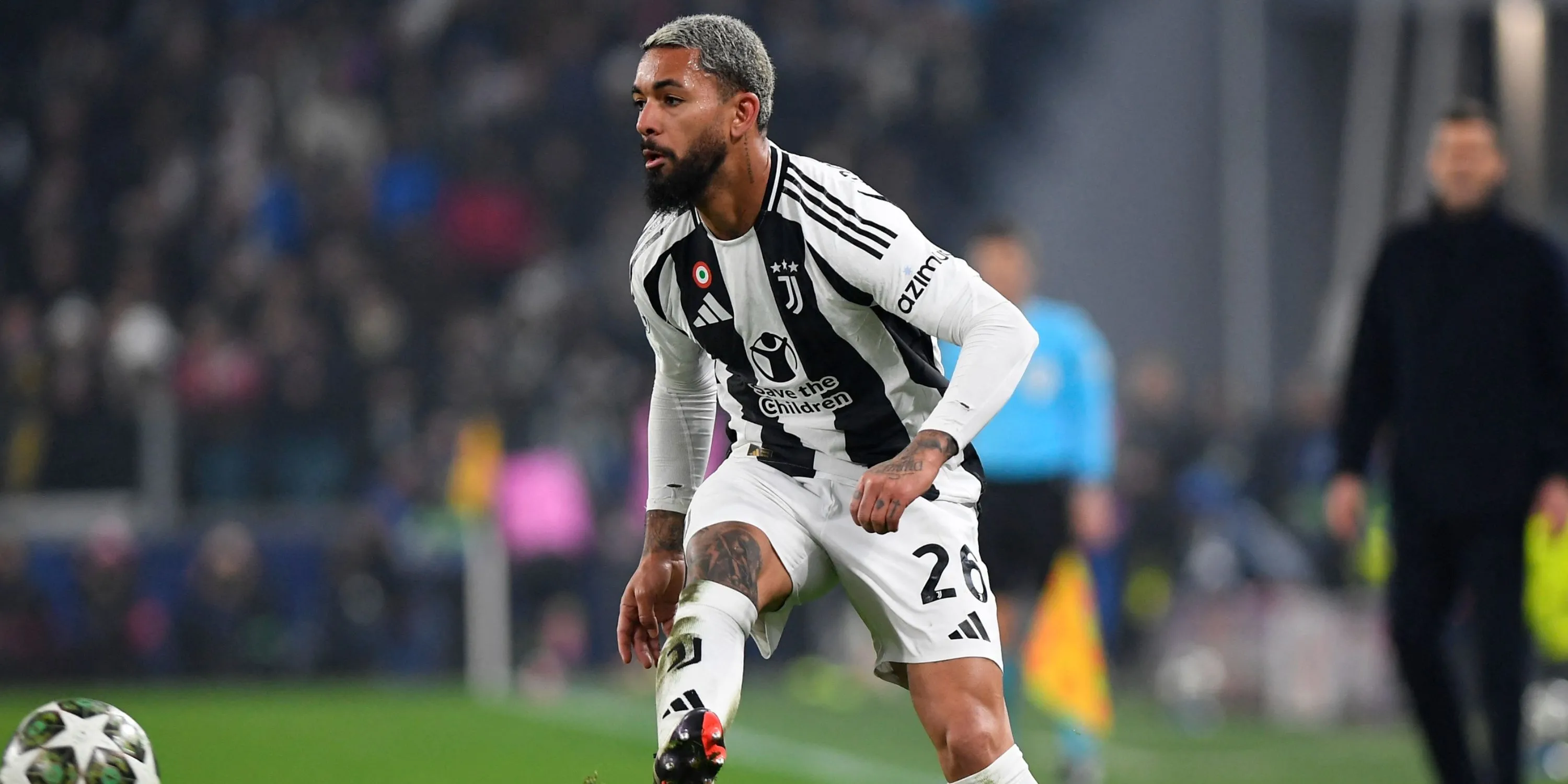 Tiền vệ Douglas Luiz trong màu áo Juventus tại Champions League