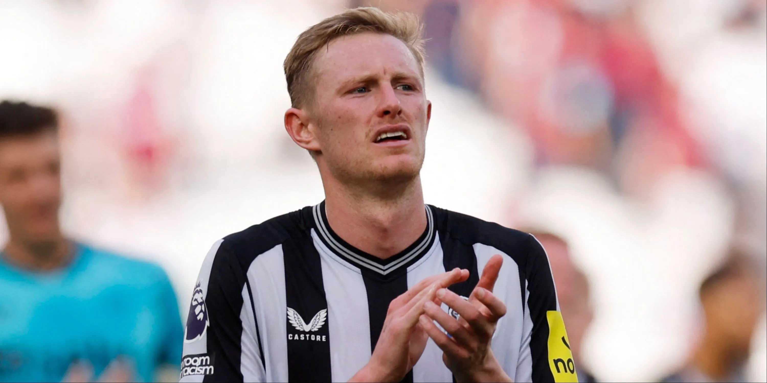 Tiền vệ Sean Longstaff vỗ tay cảm ơn người hâm mộ Newcastle