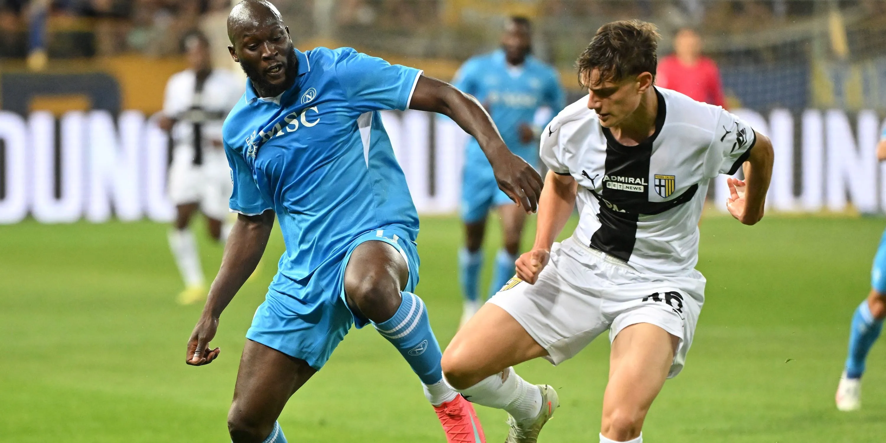 Trung vệ trẻ Giovanni Leoni của Parma trong trận đấu với Romelu Lukaku, một trong những mục tiêu phòng ngự đầy tiềm năng của Tottenham