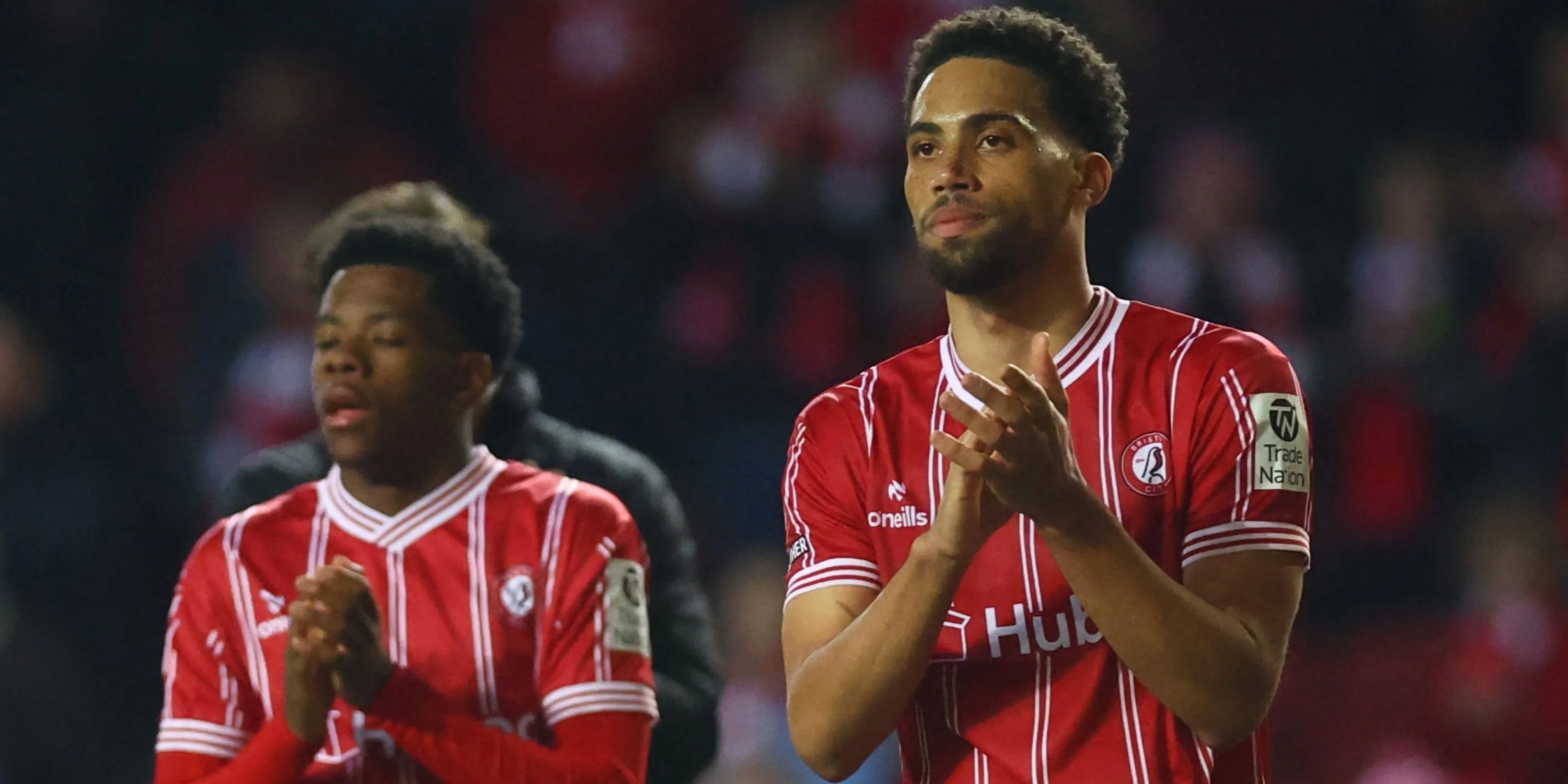Trung vệ Zak Vyner của Bristol City trong một trận đấu ở Championship