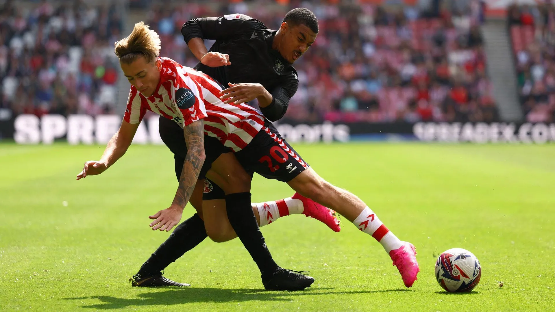 Yan Valery (phải) trong màu áo Sheffield Wednesday đang thu hút sự chú ý từ các câu lạc bộ