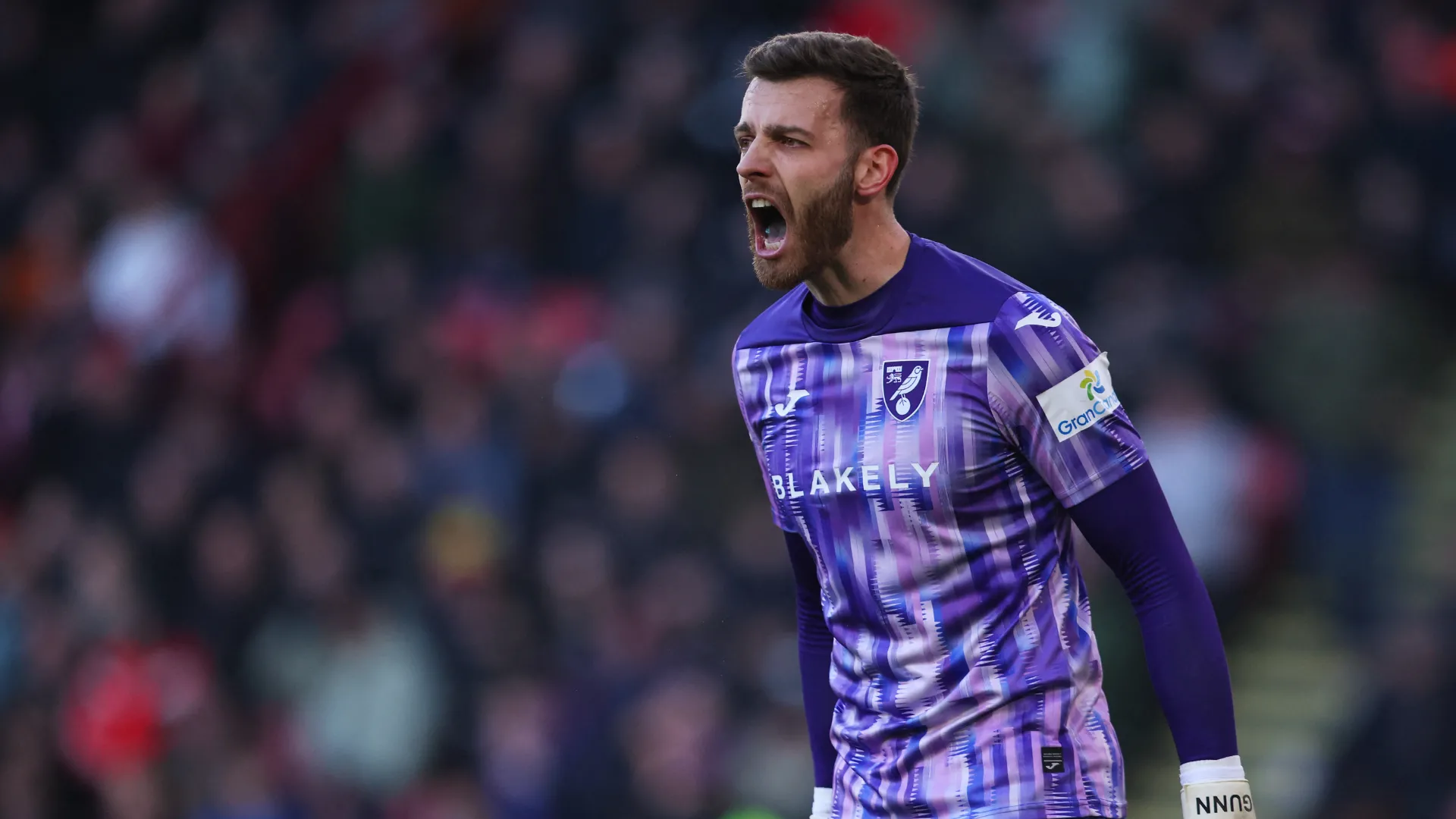 Angus Gunn trong màu áo Norwich City chuẩn bị chuyển đến Nottingham Forest