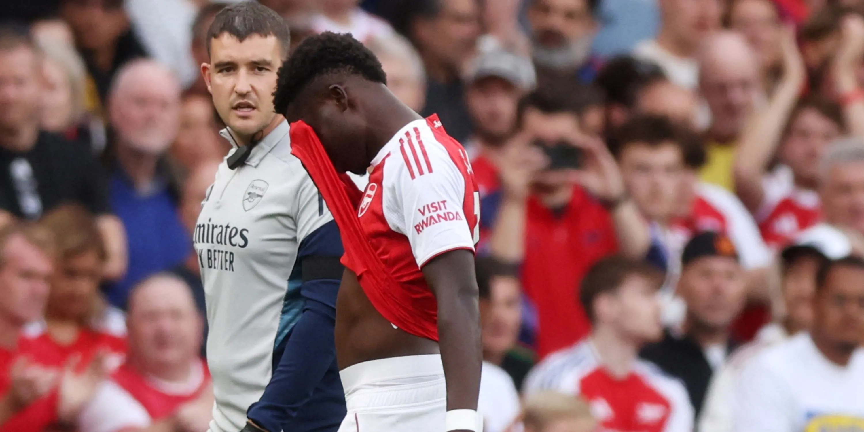 Bukayo Saka rời sân với vẻ mặt đau đớn sau khi dính chấn thương gân kheo trái