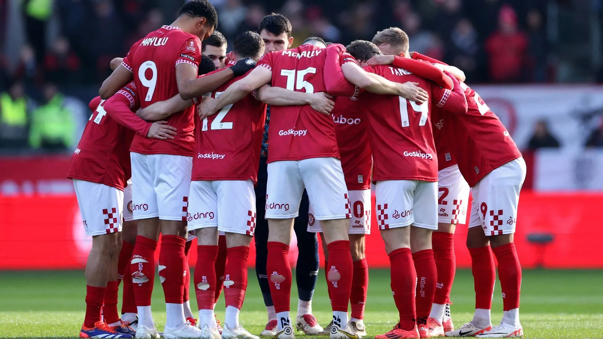 Các cầu thủ Bristol City cùng nhau hò reo trên sân trước trận đấu