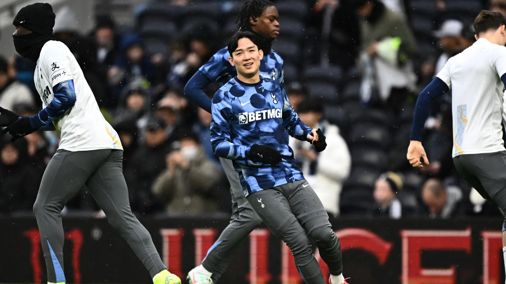 Cầu thủ chạy cánh Yang Min-hyeok của QPR khởi động trước trận đấu