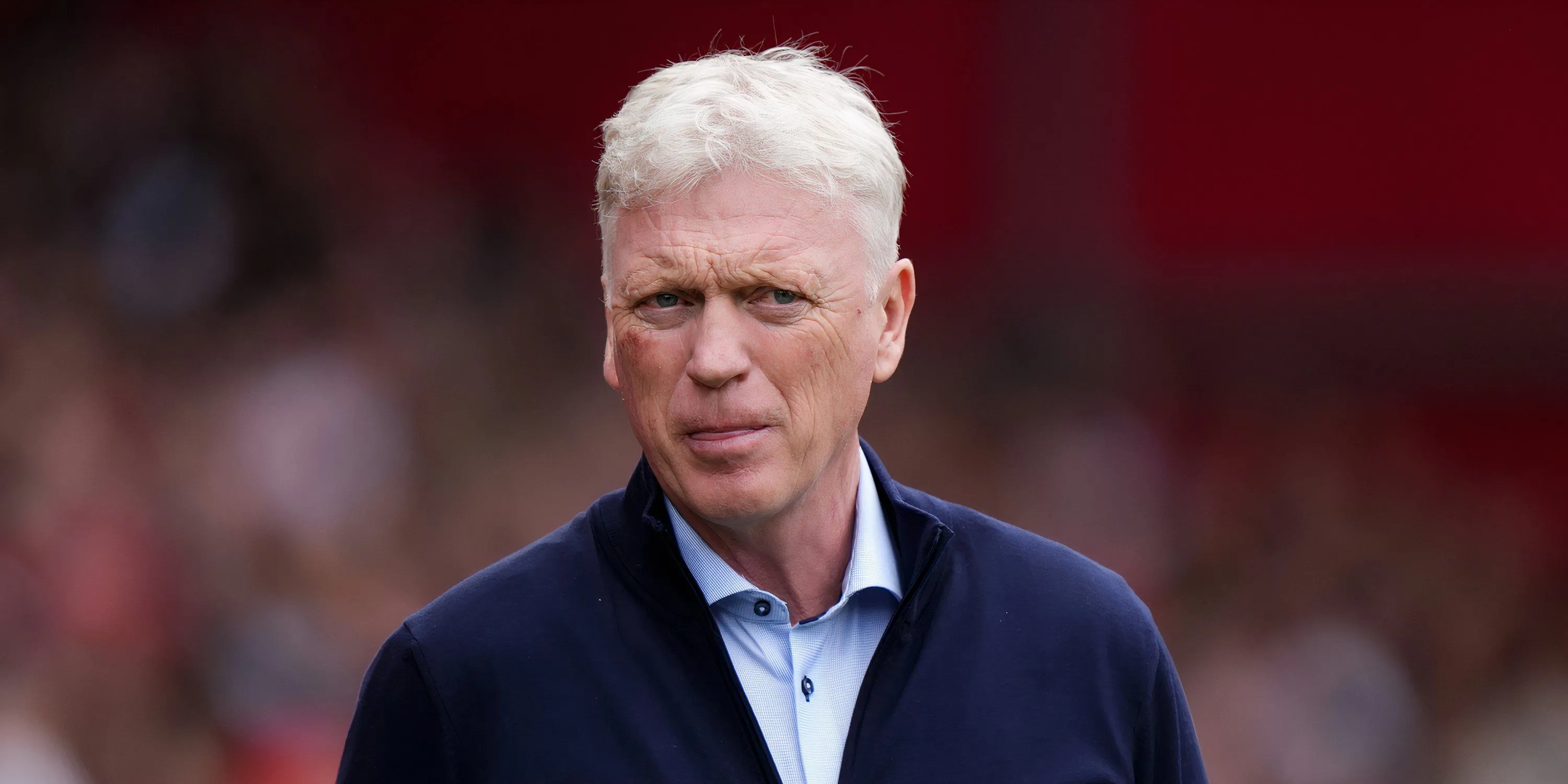 David Moyes đứng trên đường biên theo dõi trận đấu