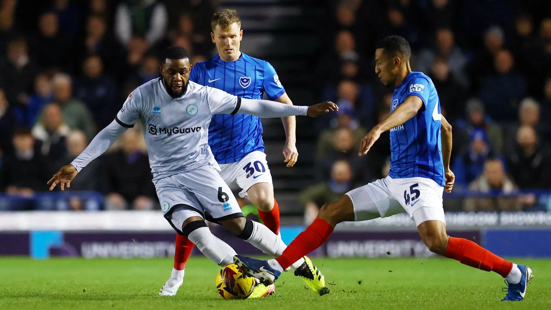 Hậu vệ Japhet Tanganga trong màu áo Millwall tại Championship.