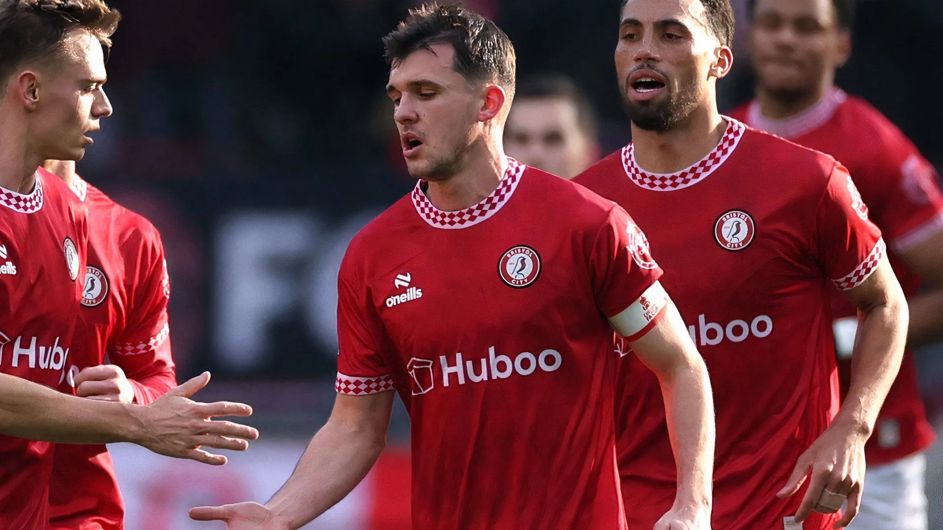 Hình ảnh tiền vệ Jason Knight trong màu áo Bristol City, tâm điểm của những tin đồn chuyển nhượng