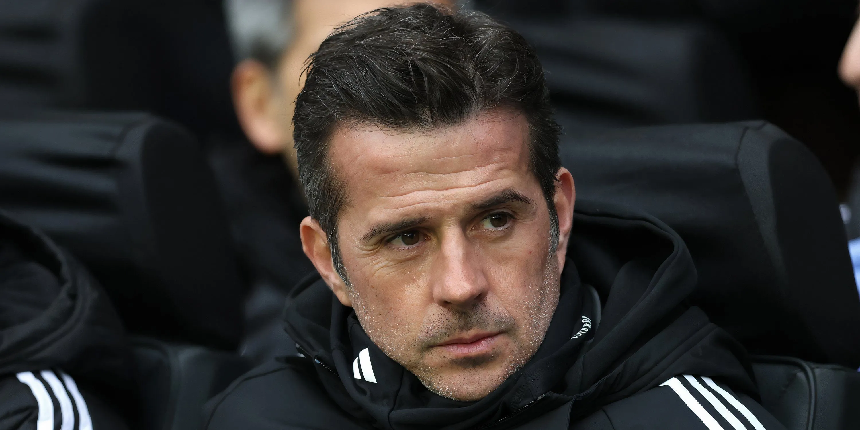 Huấn luyện viên Marco Silva của Fulham theo dõi trận đấu từ khu vực kỹ thuật