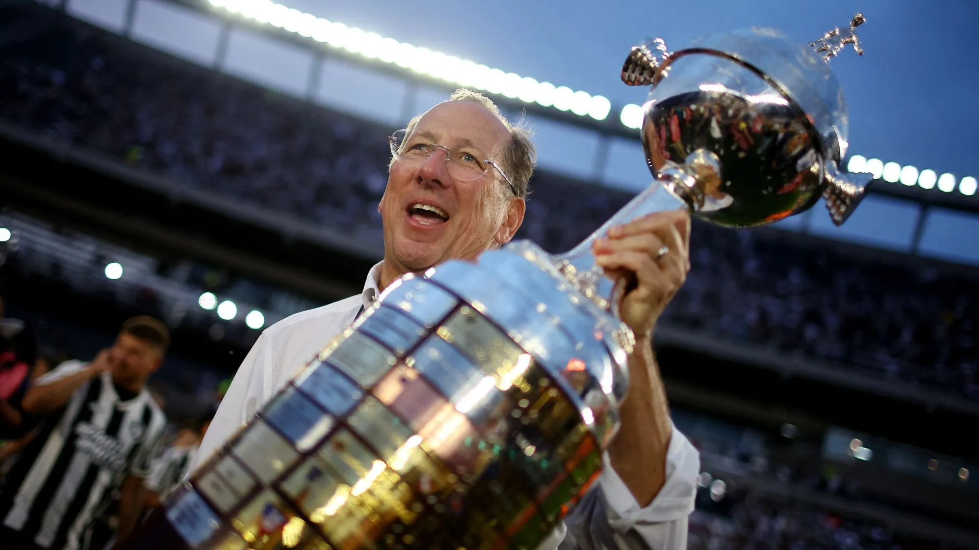 John Textor, nhà đầu tư bóng đá người Mỹ, cầm cúp Copa Libertadores, thể hiện kinh nghiệm sở hữu đa câu lạc bộ.