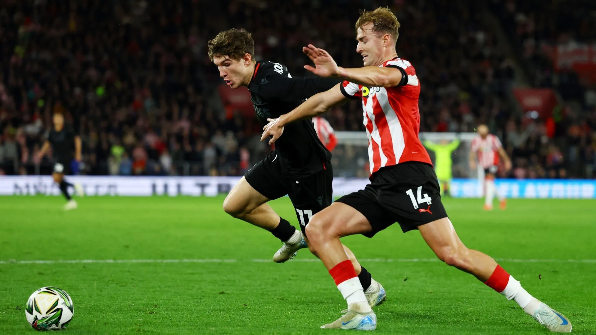 Lewis Koumas, cầu thủ trẻ đầy tiềm năng của Liverpool, trong một trận đấu quan trọng.