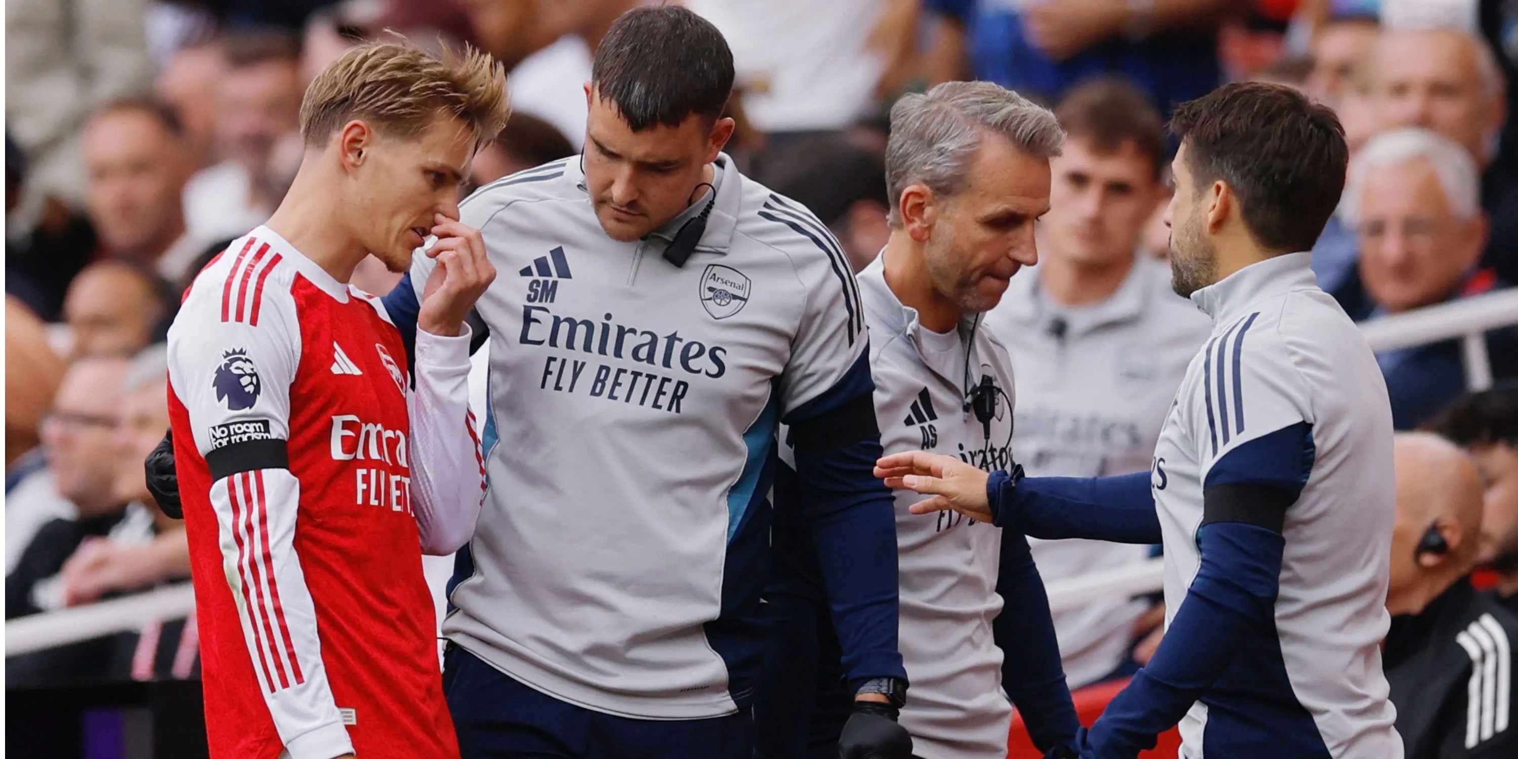 Martin Odegaard thất vọng sau khi rời sân vì chấn thương vai trong trận gặp Leeds