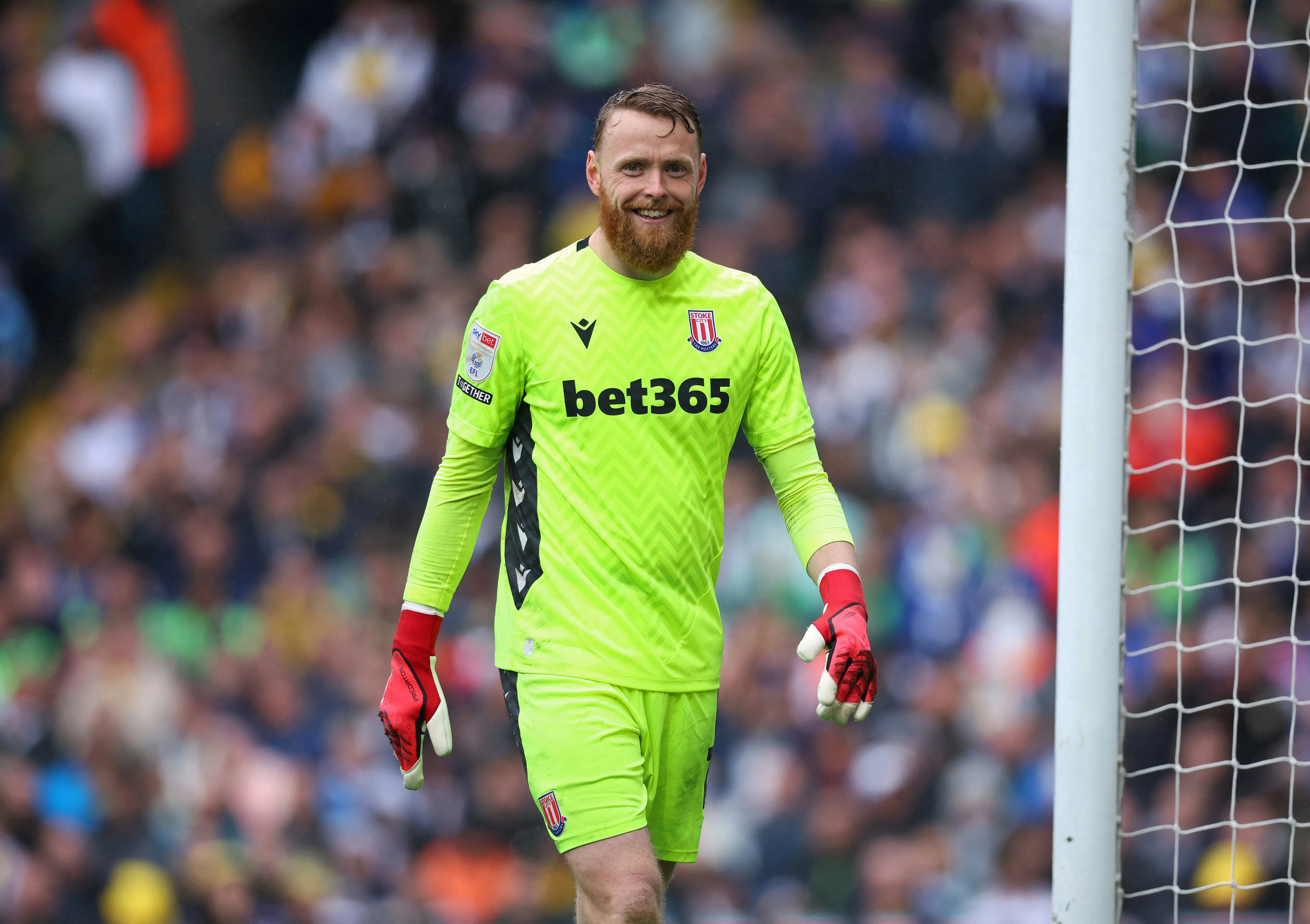 Thủ môn Viktor Johansson của Stoke City, cầu thủ được nhiều CLB Premier League săn đón