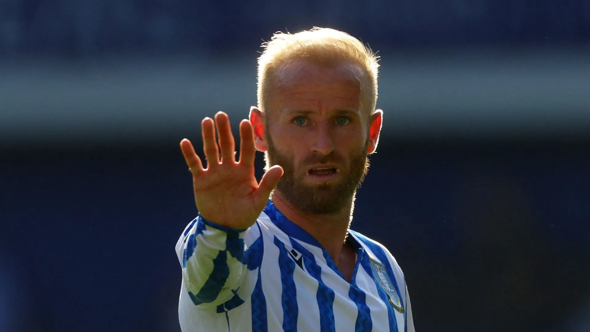 Tiền vệ Barry Bannan của Sheffield Wednesday đang thể hiện sự chuyên nghiệp giữa bối cảnh CLB gặp khó khăn tài chính