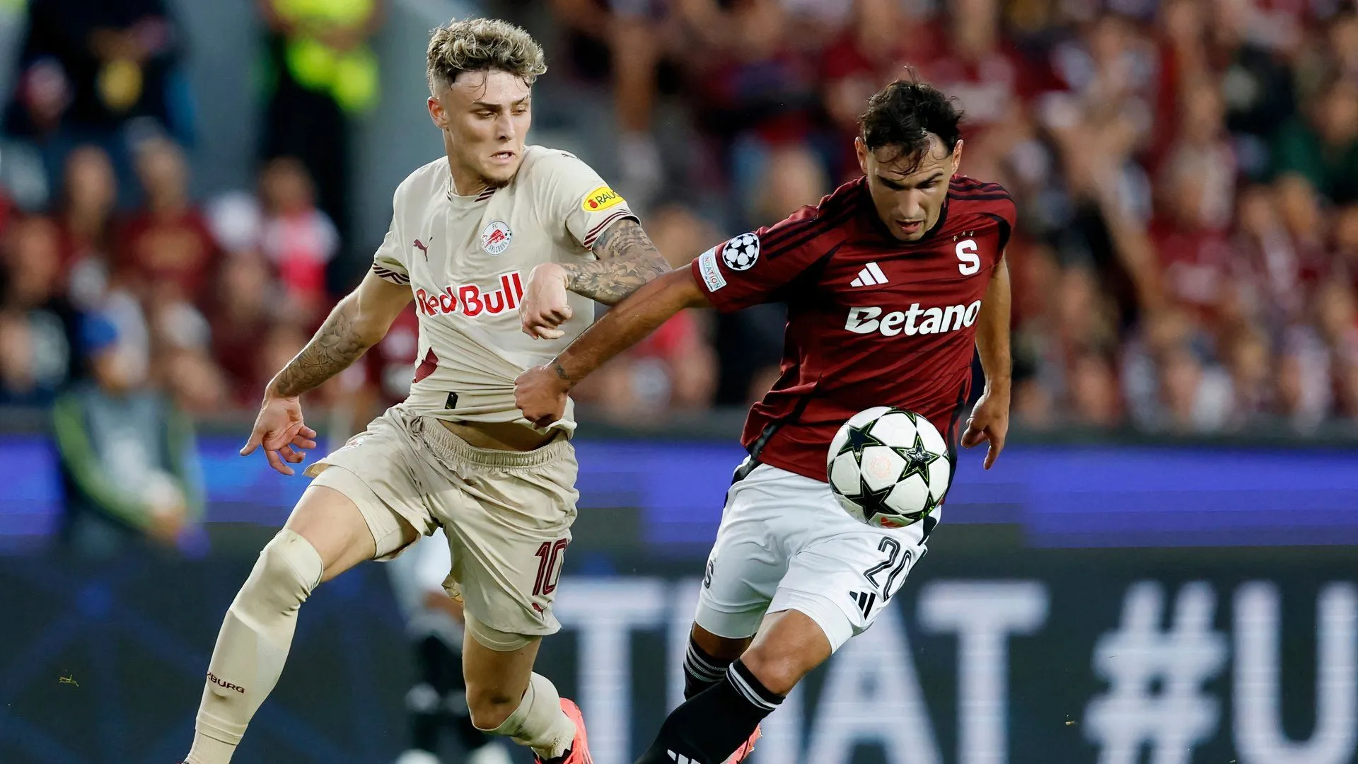 Tiền vệ Bobby Clark trong màu áo Red Bull Salzburg, sắp gia nhập Derby County dưới dạng cho mượn.