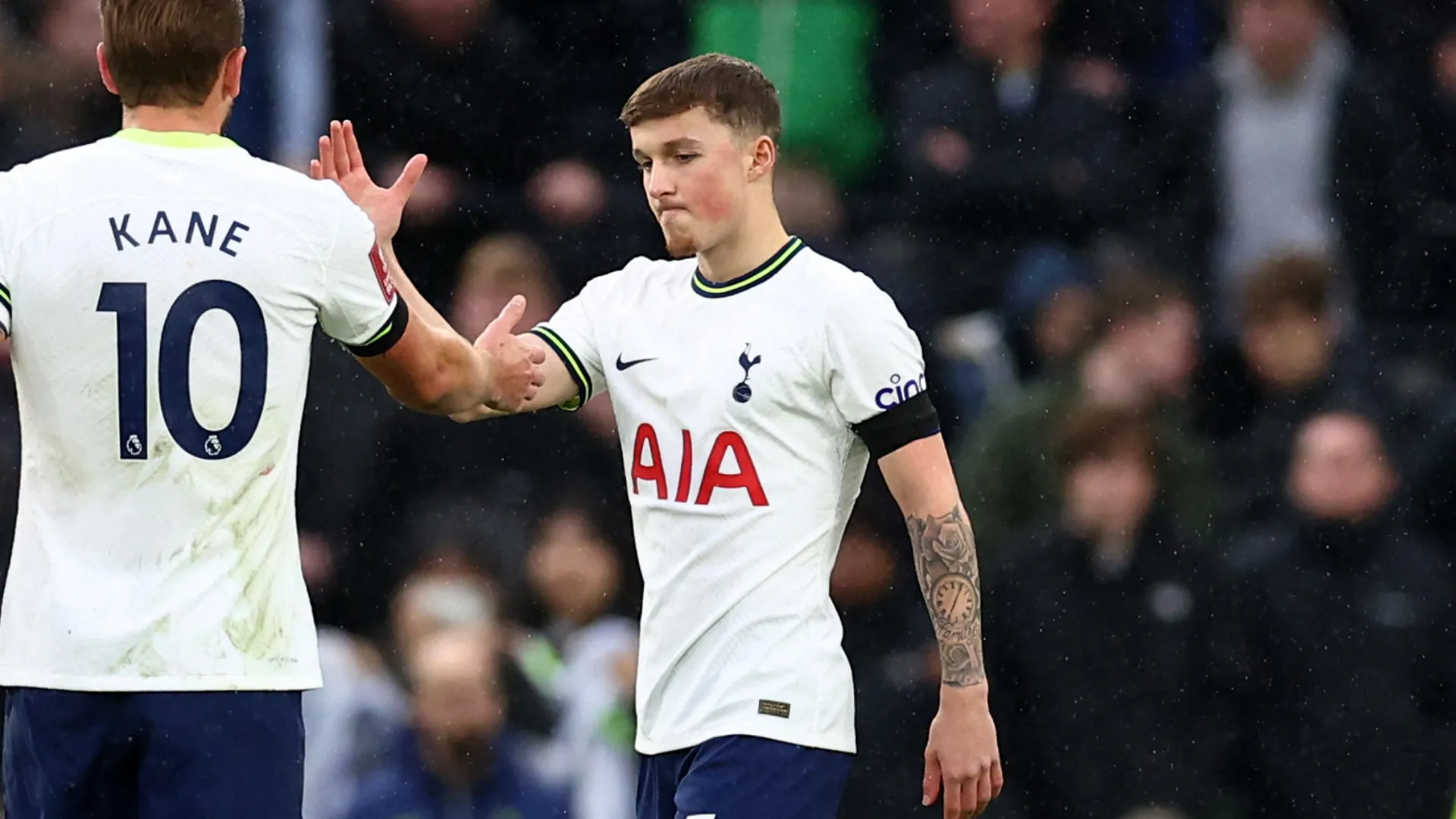 Tiền vệ trẻ Alfie Devine trong màu áo Tottenham Hotspur.