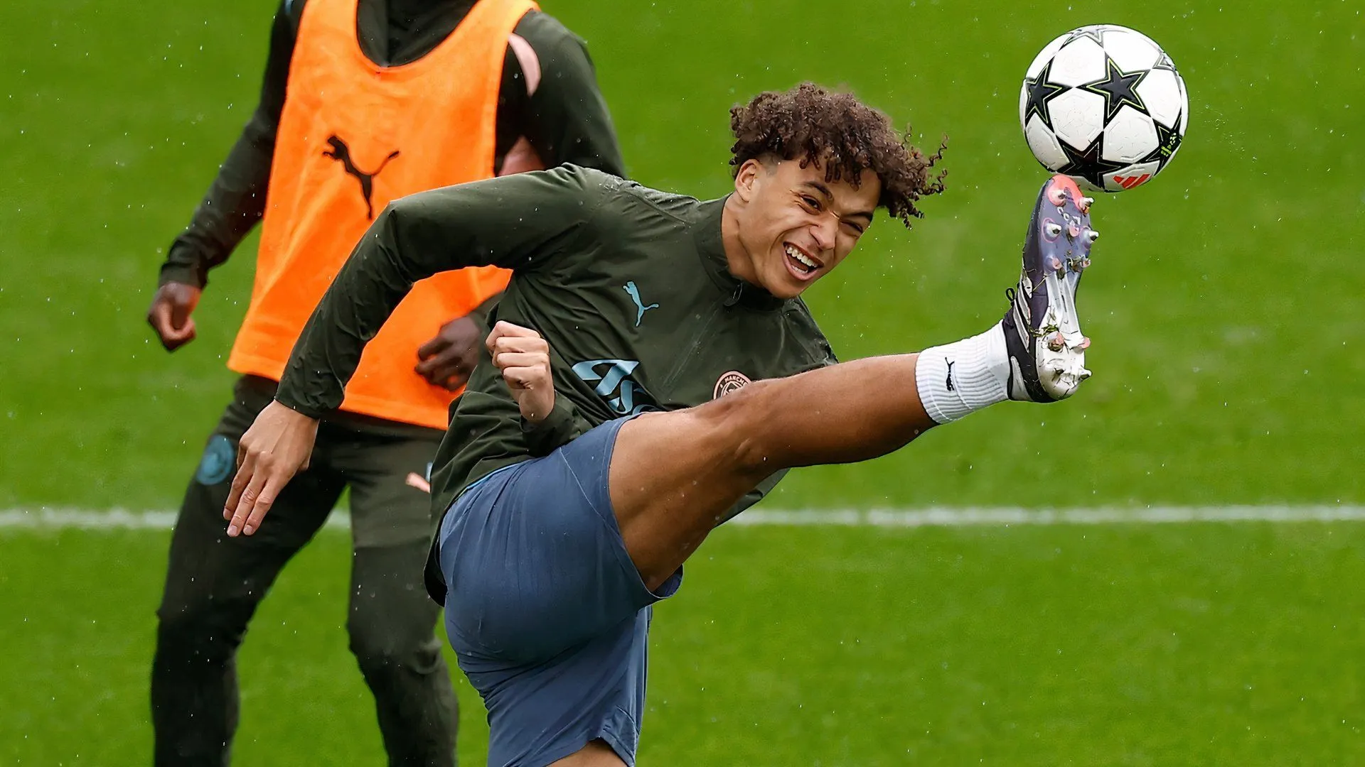 Trung vệ trẻ Max Alleyene trong màu áo đội trẻ Manchester City