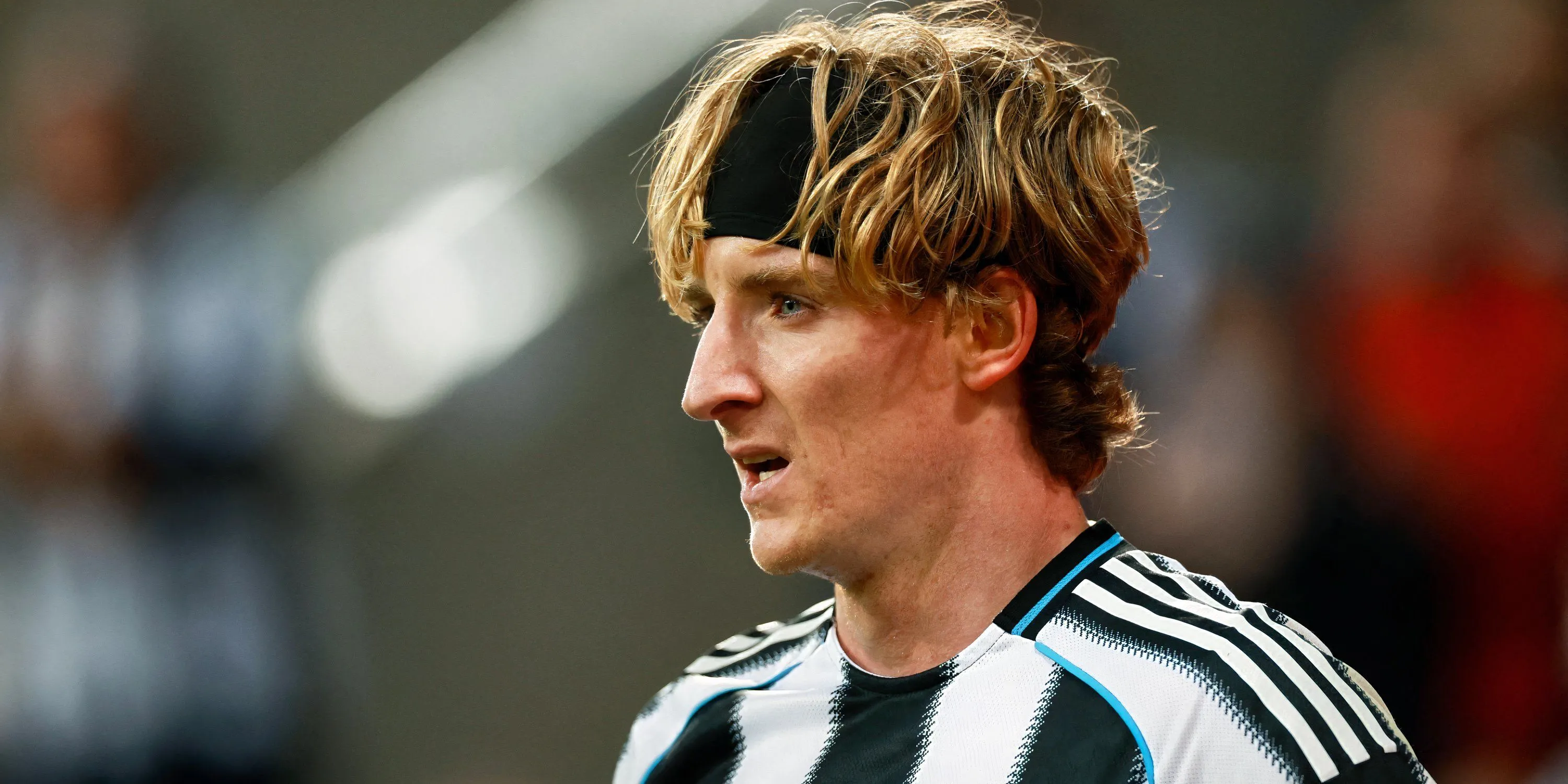 Anthony Gordon rời sân sau 45 phút chơi không hiệu quả