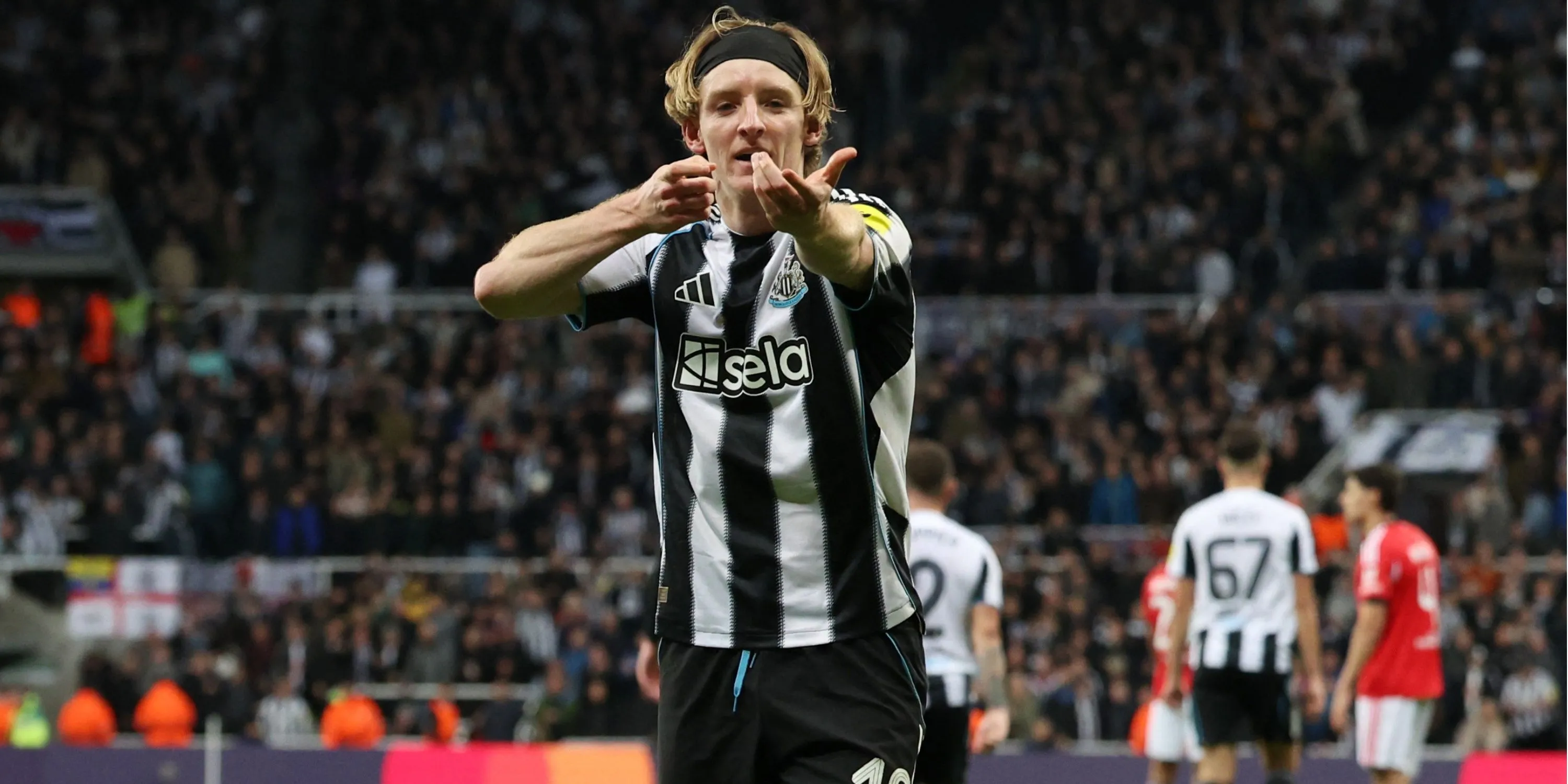 Anthony Gordon tập luyện với Newcastle