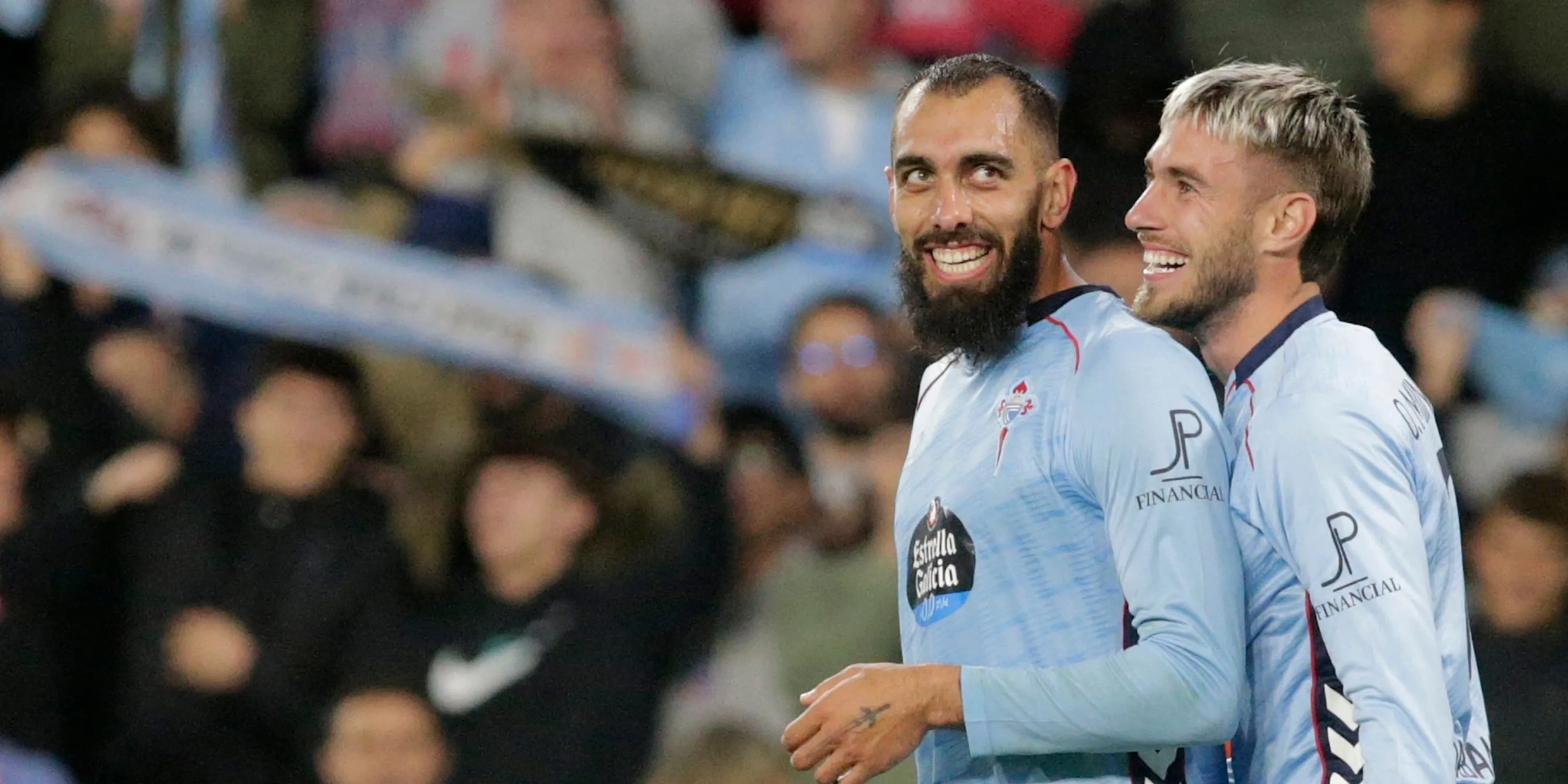 Borja Iglesias ăn mừng bàn thắng thứ hai của Celta Vigo cùng Oscar Mingueza