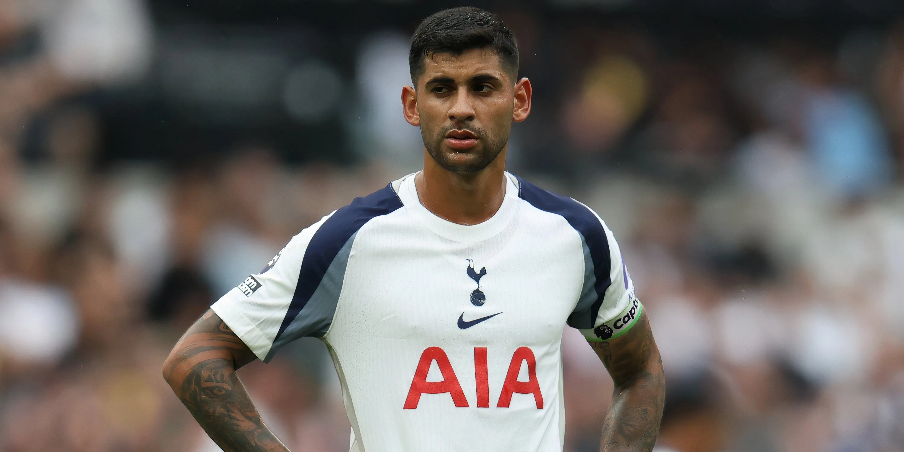 Cristian Romero tham gia một pha bóng cho Tottenham Hotspur