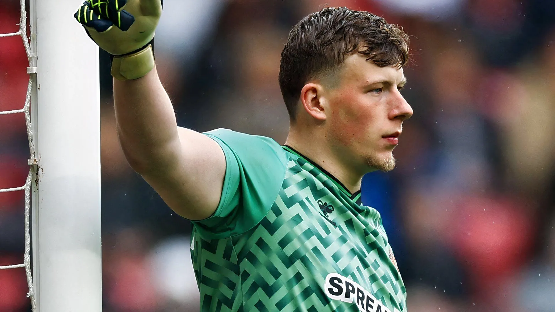 Cuộc chạy đua giữa hai tiền vệ trong trận Sunderland