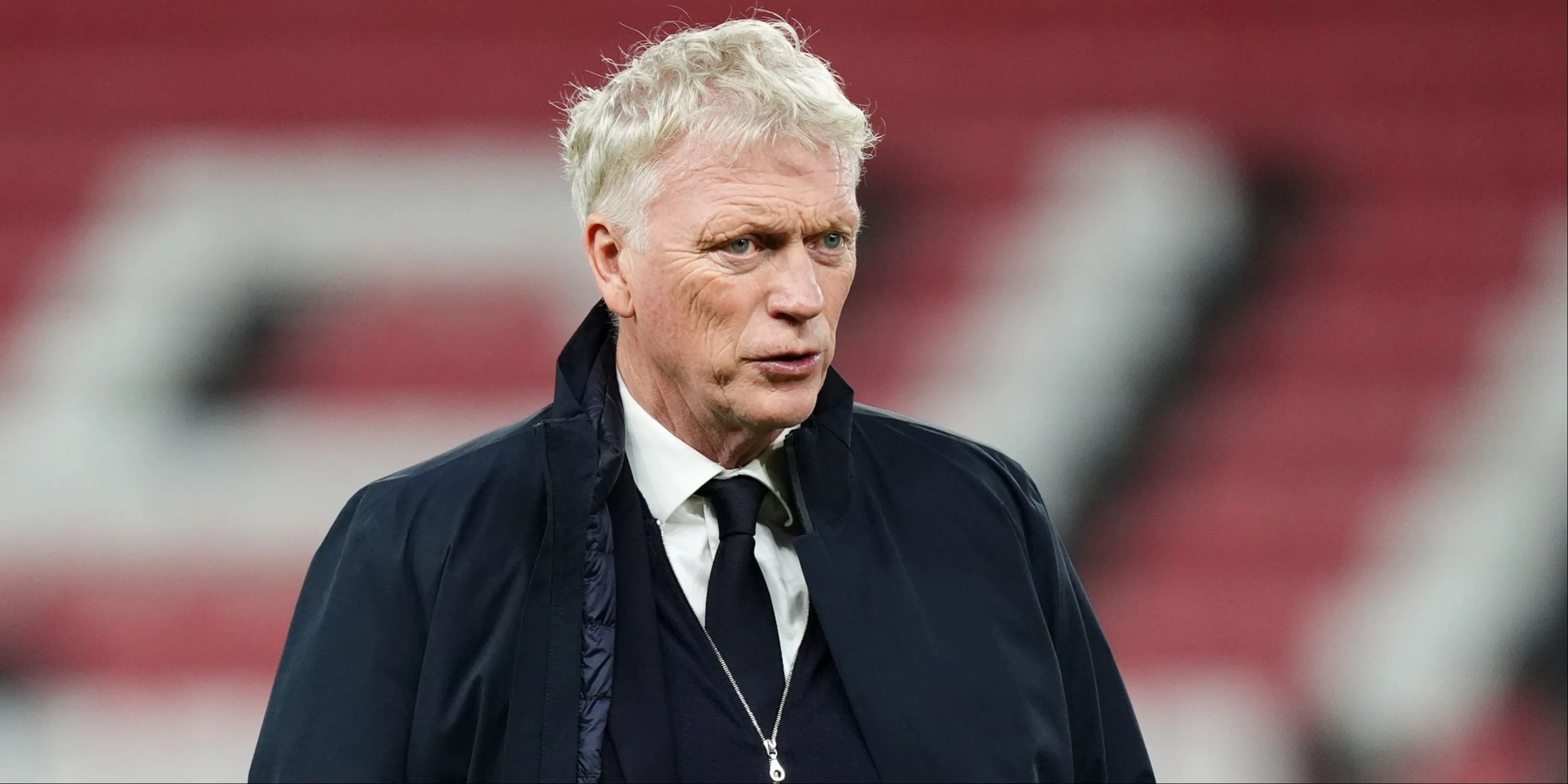 David Moyes nhìn từ ban huấn luyện, có vẻ không hài lòng với hiệp diễn của đội